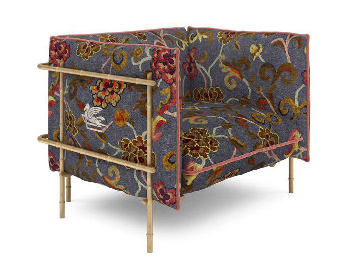 Una forma generosa, ispirata al passato, per la poltrona Reed di Etro Home Interiors che ha una struttura in metallo, sagomato a canna di bambù, con finitura ottone anticato ed è rivestita con un tessuto storico della maison Nimphea, un velluto con un pattern floreale dal tocco retrò su base ottanio. I dettagli raffinati e le lavorazioni preziose arricchiscono l’insieme, come il logo cucito sui fianchi e il piping rosa a contrasto sulla bordatura dei cuscini. https://www.etro.com/it – Salone del mobile 2025, padiglione 13, Stand C01. Una forma generosa, ispirata al passato, per la poltrona Reed di Etro Home Interiors che ha una struttura in metallo, sagomato a canna di bambù, con finitura ottone anticato ed è rivestita con un tessuto storico della maison Nimphea, un velluto con un pattern floreale dal tocco retrò su base ottanio. I dettagli raffinati e le lavorazioni preziose arricchiscono l’insieme, come il logo cucito sui fianchi e il piping rosa a contrasto sulla bordatura dei cuscini. https://www.etro.com/it – Salone del mobile 2025, padiglione 13, Stand C01.