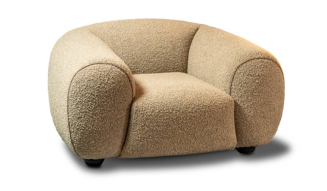 È ecofriendly la poltrona Regina Green Limited Edition di Pianca che è totalmente disassemblabile  e riciclabile. Ha volumi importanti, una forma organica, è imbottita con poliuretani speciali ricavati da fonti rinnovabili e a base vegetale ed è rivestita con velluto di lama, un tessuto pregiato privo di tinture artificiali, disponibile in dieci varianti di colore. https://pianca.com - Fuorisalone, Showroom Pianca & Partners  – Via di Porta Tenaglia 7N3, Milano.