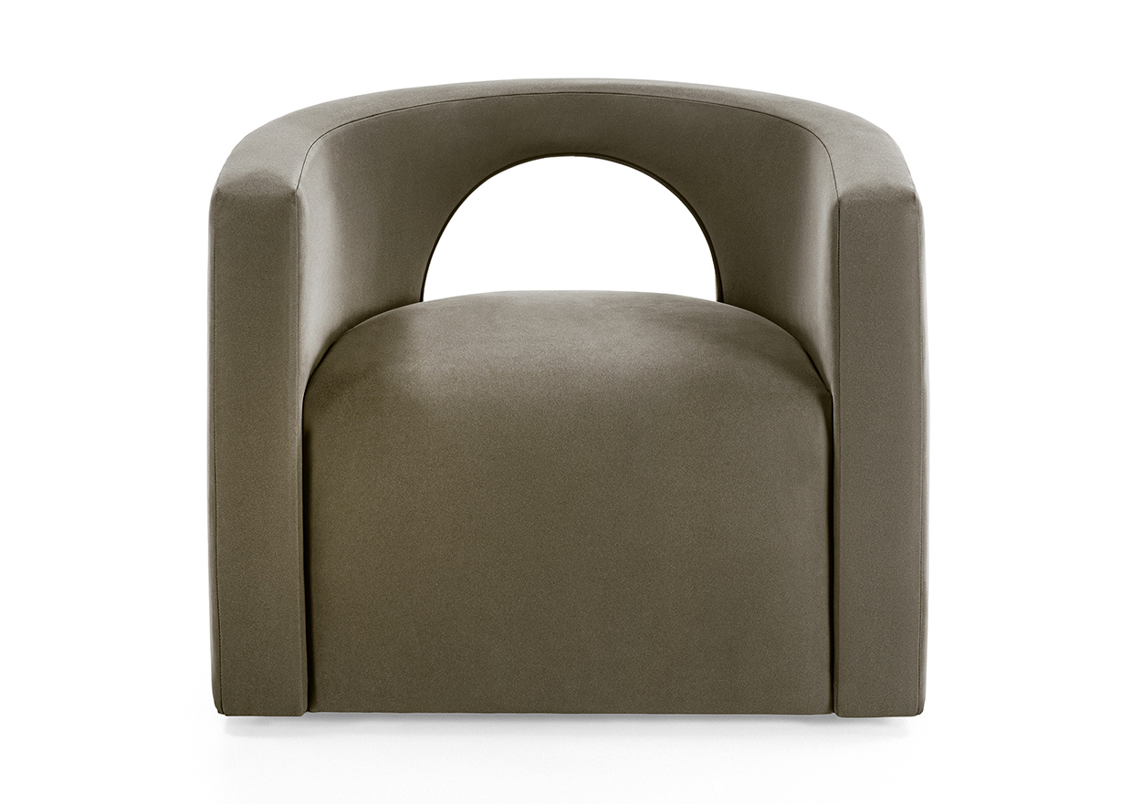 Un foro nello schienale dalla forma avvolgente per la poltroncina scultorea H20 Lounge di Gallotti&Radice che può girare su se stessa. La struttura interna in legno è imbottita con poliuretano espanso indeformabile a densità differenziate; è completamente rivestita in tessuto o in pelle sfoderabile. https://www.gallottiradice.it - Salone del mobile 2025, padiglione 9, stand E11/F10. Un foro nello schienale dalla forma avvolgente per la poltroncina scultorea H20 Lounge di Gallotti&Radice che può girare su se stessa. La struttura interna in legno è imbottita con poliuretano espanso indeformabile a densità differenziate; è completamente rivestita in tessuto o in pelle sfoderabile. https://www.gallottiradice.it - Salone del mobile 2025, padiglione 9, stand E11/F10.