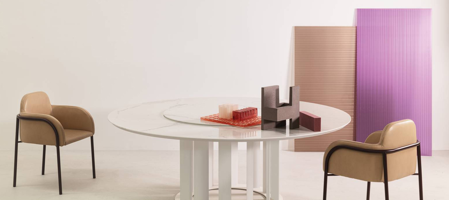 Un pregiato rivestimento in pelle beige con cuciture a vista per la poltroncina Adele di Cierre 1972 che ha una forma elegantemente classica. La struttura in metallo verniciato nero opaco sale per “sagomare” i braccioli. Misura L 60 x P 54 x H 83 cm. Prezzo a partire da 1.622,60 euro. www.cierreimbottiti.com Un pregiato rivestimento in pelle beige con cuciture a vista per la poltroncina Adele di Cierre 1972 che ha una forma elegantemente classica. La struttura in metallo verniciato nero opaco sale per “sagomare” i braccioli. Misura L 60 x P 54 x H 83 cm. Prezzo a partire da 1.622,60 euro. www.cierreimbottiti.com