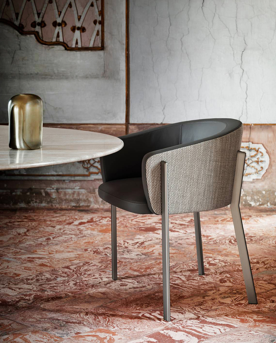 La poltroncina Arch di Ghidini1961 ha una forma arrotondata, compatta ed avvolgente; è rivestita in pregiata pelle e tessuto che la rendono la protagonista indiscussa in un living contemporaneo. Misura L 68 x P 62 x H 78 cm. Prezzo a partire da 3.081,70 euro. www.ghidini1961.com La poltroncina Arch di Ghidini1961 ha una forma arrotondata, compatta ed avvolgente; è rivestita in pregiata pelle e tessuto che la rendono la protagonista indiscussa in un living contemporaneo. Misura L 68 x P 62 x H 78 cm. Prezzo a partire da 3.081,70 euro. www.ghidini1961.com