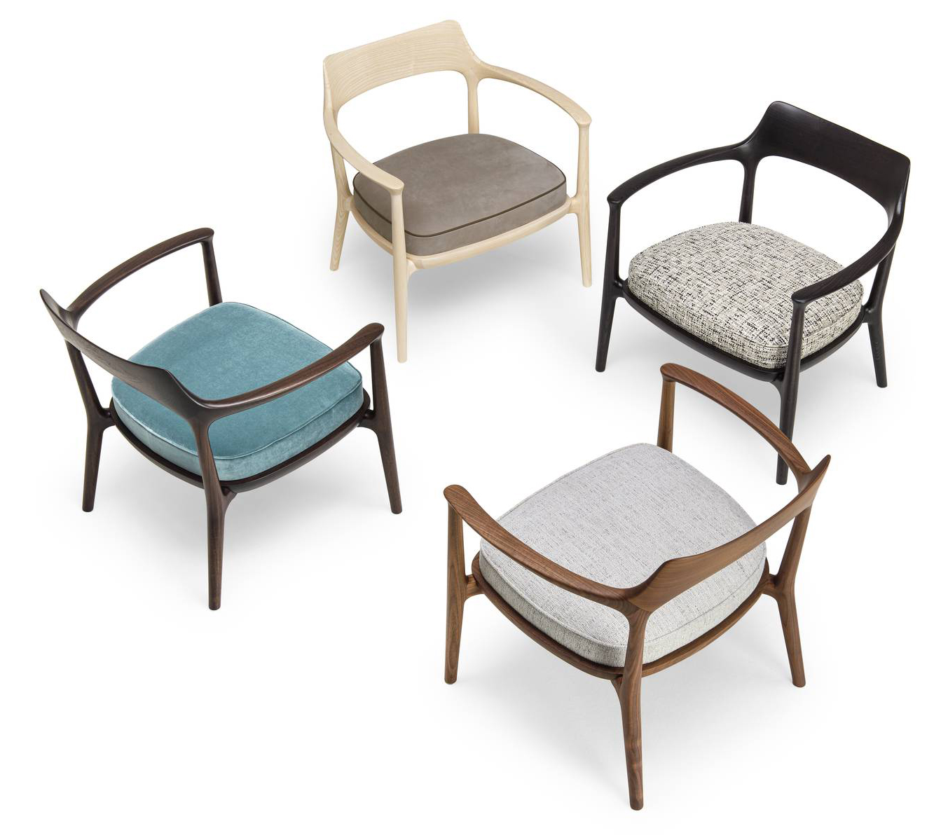 La collezione Janine Lounge di Ceccotti Collezioni è composta da una serie di poltroncine con una leggera struttura in legno massello tornito e uno schienale avvolgente; la seduta imbottita, ampia e generosa, ne aumenta il comfort ed è disponibile rivestita in tessuto o in pelle Poltrona Frau.  https://www.ceccotticollezioni.it – Fuorisalone, Flagship store monomarca – Via Durini 23, Milano.