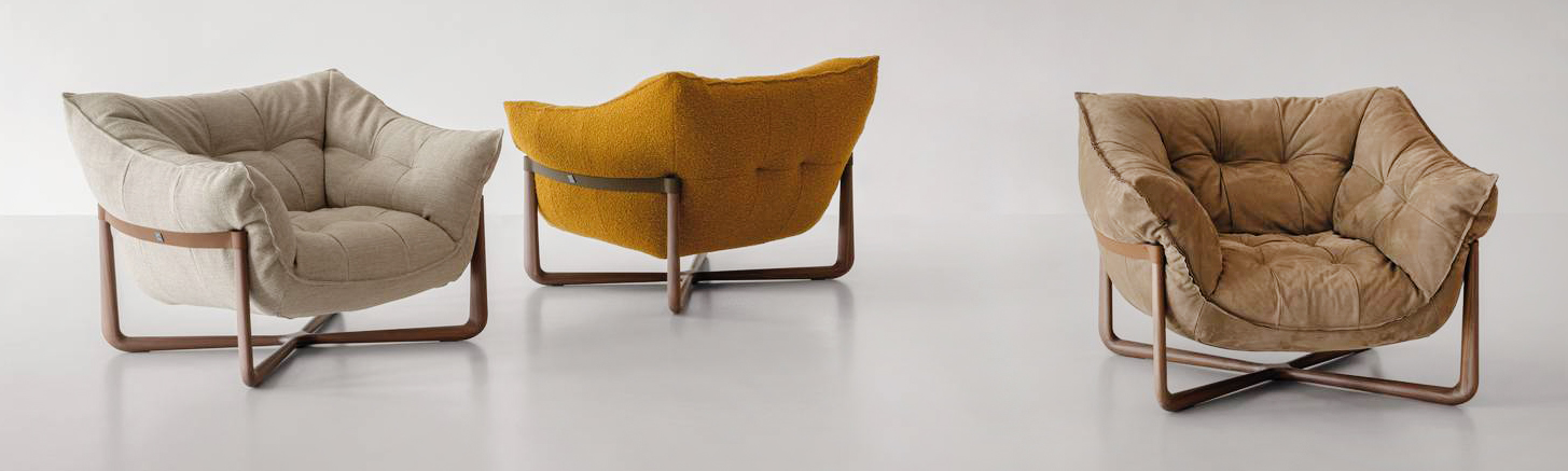 La poltrona Donald di cierre 1972 accoglie influenze Anni Settanta e ha dimensioni generose che la rendono comoda. I piedi sono realizzati in legno noce canaletto massello, la struttura è caratterizzata da un telaio di metallo avvolto da un' imbottitura in poliuretano espanso in diverse densità particolarmente soft, ricoperta da falda acrilica e da fibra acrilica siliconata. https://cierreimbottiti.it – Salone del mobile 2025, padiglione 9, Stand G03/H02. La poltrona Donald di cierre 1972 accoglie influenze Anni Settanta e ha dimensioni generose che la rendono comoda. I piedi sono realizzati in legno noce canaletto massello, la struttura è caratterizzata da un telaio di metallo avvolto da un' imbottitura in poliuretano espanso in diverse densità particolarmente soft, ricoperta da falda acrilica e da fibra acrilica siliconata. https://cierreimbottiti.it – Salone del mobile 2025, padiglione 9, Stand G03/H02.