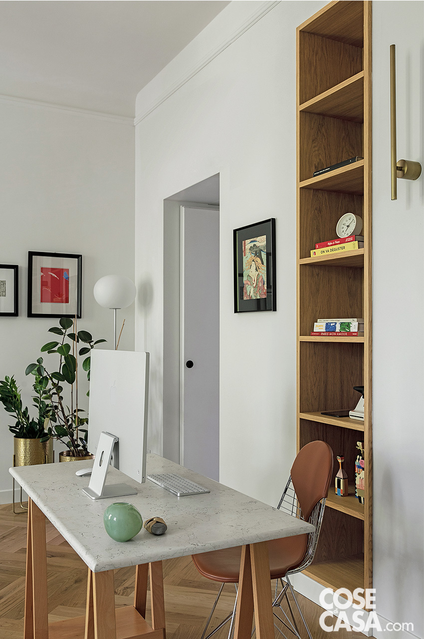 Postazione studio integrata ricavata a ridosso di una parete del soggiorno con arredi di recupero Postazione studio integrata ricavata a ridosso di una parete del soggiorno con arredi di recupero