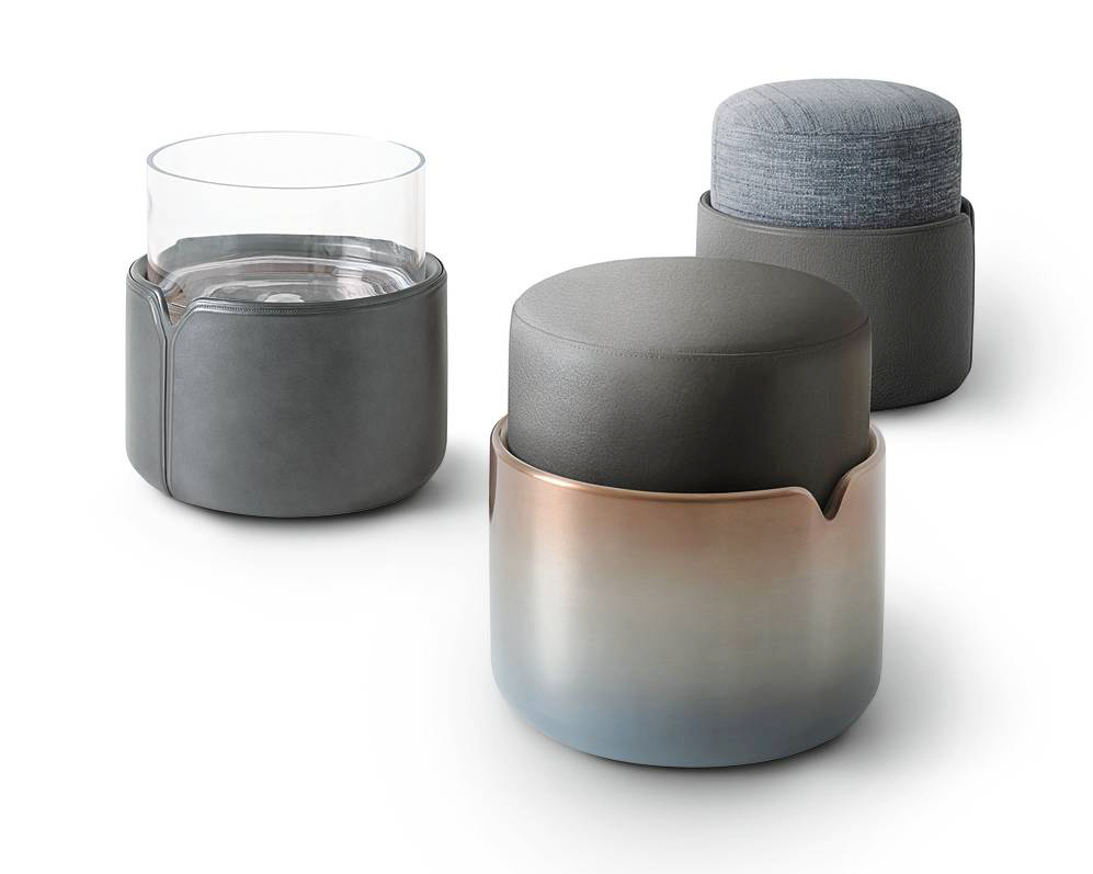 I pouf Teti di Giorgetti Maserati Edition hanno la base disponibile nella finitura laccata in due sfumature o rivestita in pelle. Nella versione contenitore hanno l'elemento superiore con la forma di una vasca in vetro trasparente. https://www.giorgettimeda.com - Fuorisalone, Giorgetti Spiga-The Place – Via della Spiga 31, Milano.