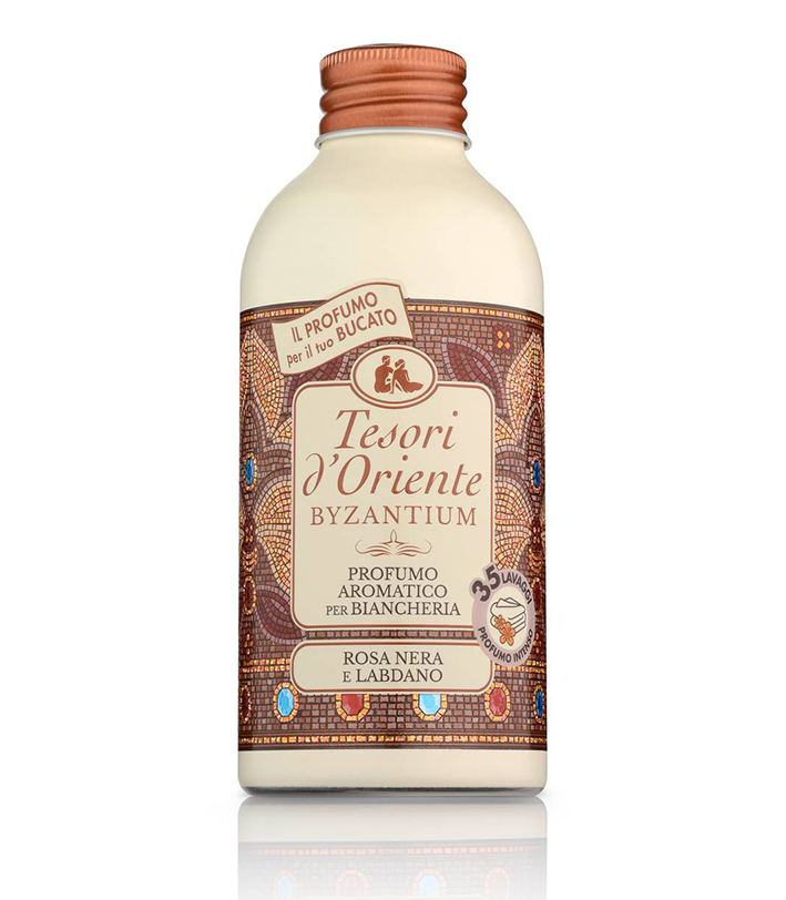 Da 250 ml, la confezione di profuma biancheria Byzantium dei Tesori d’Oriente è adatto a tutti i tessuti, anche quelli tecnici o in microfibra. L’essenza della Rosa Nera viene accarezzata dalle note calde del Labdano regalando al bucato un profumo intenso ed avvolgente. Prezzo 8,50 euro. www.tesoridoriente.net Da 250 ml, la confezione di profuma biancheria Byzantium dei Tesori d’Oriente è adatto a tutti i tessuti, anche quelli tecnici o in microfibra. L’essenza della Rosa Nera viene accarezzata dalle note calde del Labdano regalando al bucato un profumo intenso ed avvolgente. Prezzo 8,50 euro. www.tesoridoriente.net