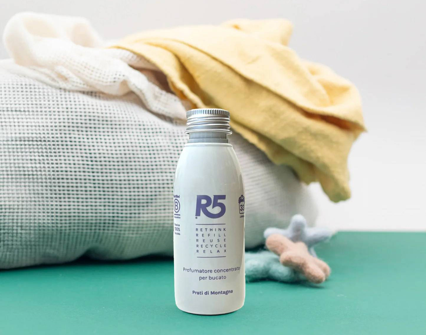 Concentrato, il profumatore Essenza Prati di Montagna di R5living si può utilizzare in lavatrice e asciugatrice. A base di ingredienti biodegradabili, è arricchito con note di Aloe Vera, Freschezza, Muschio, e Vetiver. Da 100 ml. Prezzo 8.90 euro. www.r5living.com Concentrato, il profumatore Essenza Prati di Montagna di R5living si può utilizzare in lavatrice e asciugatrice. A base di ingredienti biodegradabili, è arricchito con note di Aloe Vera, Freschezza, Muschio, e Vetiver. Da 100 ml. Prezzo 8.90 euro. www.r5living.com