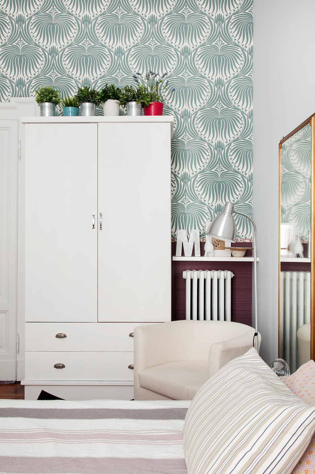 Nella cameretta del bebè l'armadio in legno è stato realizzato su disegno e dipinto di bianco e valorizzato da uno sfondo a parete con carta da parati Farrow & Ball, Lotus - Oval Room Blue/ All White [1574.11], con disegni blu-verde su fondo bianco. Progetto e foto architetto Clara Bona.