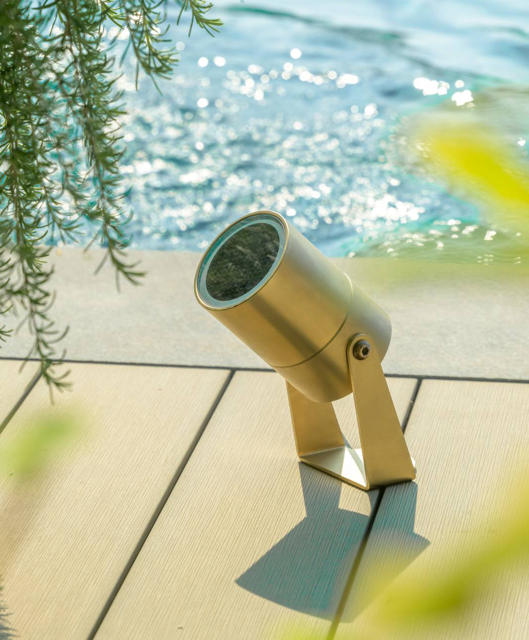 Combina insieme performance e suggestione il proiettore da esterno Raygun di Platek che ha dimensioni contenute e una linea pulita; è realizzato in acciaio inox con finitura Surfshield ed è disponibile in tre dimensioni. È sorprendentemente potente e consente di regolare finemente la luce.   https://www.platek.eu/ita – Euroluce, padiglione 6, stand C29/C31. Combina insieme performance e suggestione il proiettore da esterno Raygun di Platek che ha dimensioni contenute e una linea pulita; è realizzato in acciaio inox con finitura Surfshield ed è disponibile in tre dimensioni. È sorprendentemente potente e consente di regolare finemente la luce.   https://www.platek.eu/ita – Euroluce, padiglione 6, stand C29/C31.