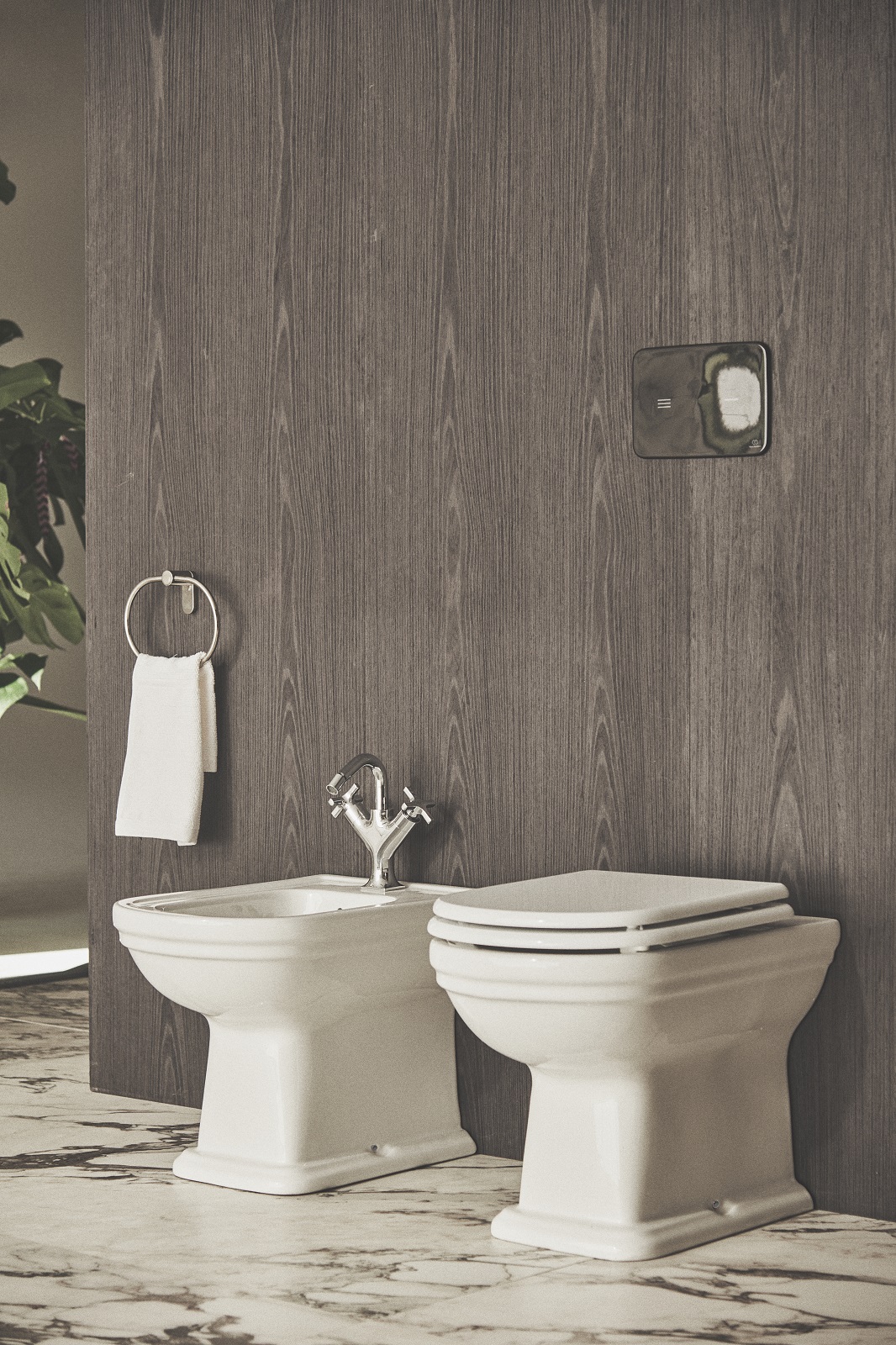 Il rubinetto per bidet a due leve con maniglie a croce Joy Neo di Atelier Collections Ideal Standard ha bocca che sporge di 11,5 cm. È dotato di aeratore orientabile M16x1 con portata max 5 l/min. Prezzo nella finitura cromata in foto, Iva esclusa, 444,50 euro.