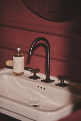 Ha maniglie a croce il rubinetto a due leve per lavabo tre fori Joy Neo di Atelier Collections Ideal Standard. La bocca è girevole a 360° con sporgenza 16,8 cm. Dotato di aeratore M16x1 con portata max 5 l/min, è alto 27,9 cm. Prezzo, Iva esclusa, nella finitura Magnetic Grey in foto 910 euro. www.idealstandard.it Ha maniglie a croce il rubinetto a due leve per lavabo tre fori Joy Neo di Atelier Collections Ideal Standard. La bocca è girevole a 360° con sporgenza 16,8 cm. Dotato di aeratore M16x1 con portata max 5 l/min, è alto 27,9 cm. Prezzo, Iva esclusa, nella finitura Magnetic Grey in foto 910 euro. www.idealstandard.it