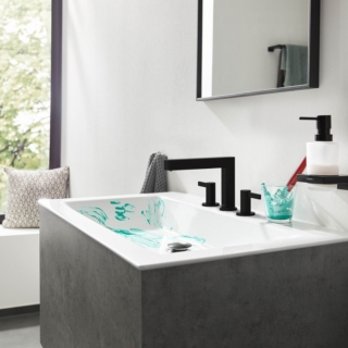 Ha estetica estremamente contemporanea, sottile e affusolata, che si abbina a qualsiasi stile di arredamento il rubinetto 3 fori per lavabo 110 con piletta push-open e manopole Finoris di Hansgrohe. Disponibile anche nelle finiture bianco e cromo. La bocca di erogazione è lunga 16,9 cm. Prezzo 402 euro. www.hansgrohe.it Ha estetica estremamente contemporanea, sottile e affusolata, che si abbina a qualsiasi stile di arredamento il rubinetto 3 fori per lavabo 110 con piletta push-open e manopole Finoris di Hansgrohe. Disponibile anche nelle finiture bianco e cromo. La bocca di erogazione è lunga 16,9 cm. Prezzo 402 euro. www.hansgrohe.it