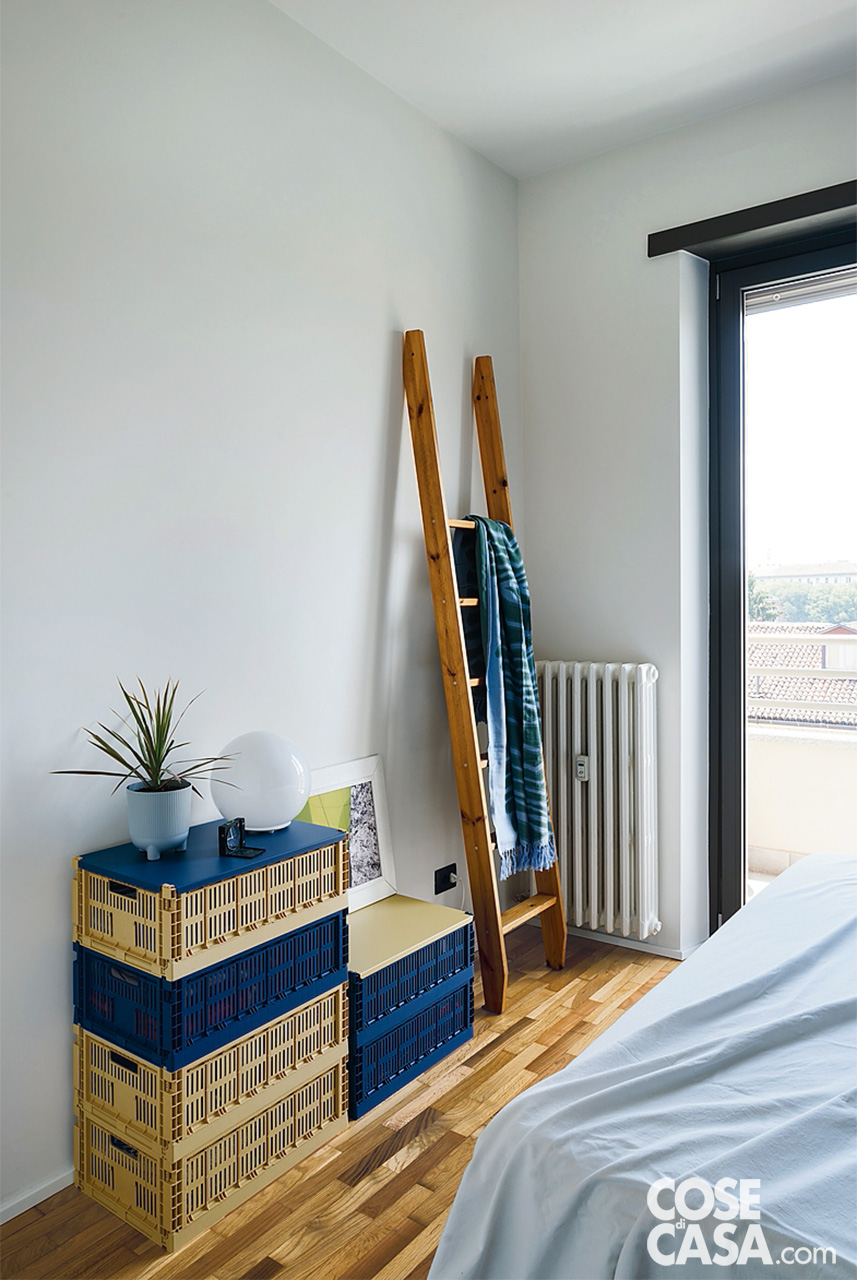 Quello della camera da letto è un parquet recuperato durante le operazioni di ristrutturazione; era inizialmente posato a spina di pesce, ma i listelli sono stati tagliati in modo da essere riposati a correre. Al posto della classica cassettiera gli architetti hanno scelto di inserire le cassette Colour Crate di Hay (www.hay.dk) nei colori Golden Yellow e Blue. Quello della camera da letto è un parquet recuperato durante le operazioni di ristrutturazione; era inizialmente posato a spina di pesce, ma i listelli sono stati tagliati in modo da essere riposati a correre. Al posto della classica cassettiera gli architetti hanno scelto di inserire le cassette Colour Crate di Hay (www.hay.dk) nei colori Golden Yellow e Blue.