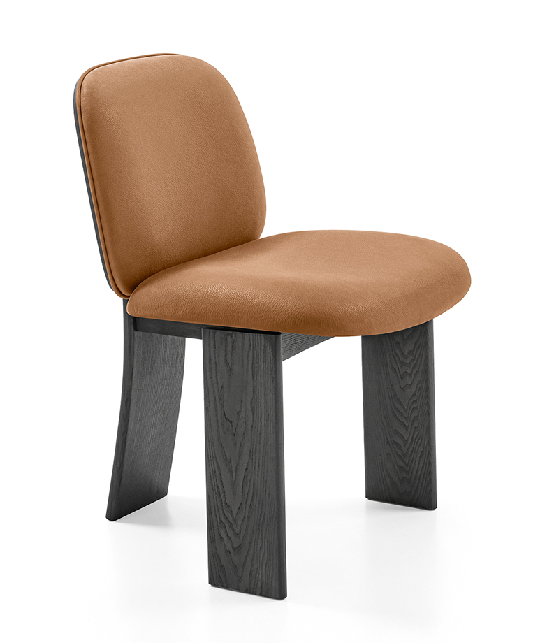 Ha una solida struttura in massello di frassino tinto nero a poro aperto la sedia Saki di Gallotti&Radice; la seduta e lo schienale sono imbottiti e rivestiti in tessuto o in pelle non sfoderabile. https://www.gallottiradice.it - Salone del mobile 2025, padiglione 9, stand E11/F10. Ha una solida struttura in massello di frassino tinto nero a poro aperto la sedia Saki di Gallotti&Radice; la seduta e lo schienale sono imbottiti e rivestiti in tessuto o in pelle non sfoderabile. https://www.gallottiradice.it - Salone del mobile 2025, padiglione 9, stand E11/F10.