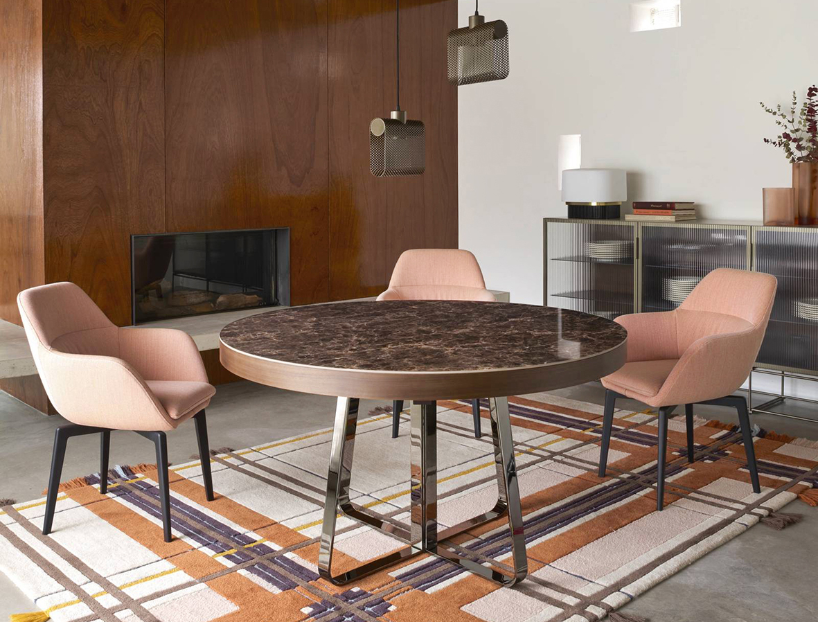 La sedia Amédée di Ligne Roset è dotata di una imbottitura trapuntata e di un comodo poggiareni per un comfort eccezionale. Il basamento è realizzato in faggio massello tinto. Misura L 59 x P 61 x H 85 cm. Prezzo a partire da 1.362 euro. www.ligne-roset.com La sedia Amédée di Ligne Roset è dotata di una imbottitura trapuntata e di un comodo poggiareni per un comfort eccezionale. Il basamento è realizzato in faggio massello tinto. Misura L 59 x P 61 x H 85 cm. Prezzo a partire da 1.362 euro. www.ligne-roset.com