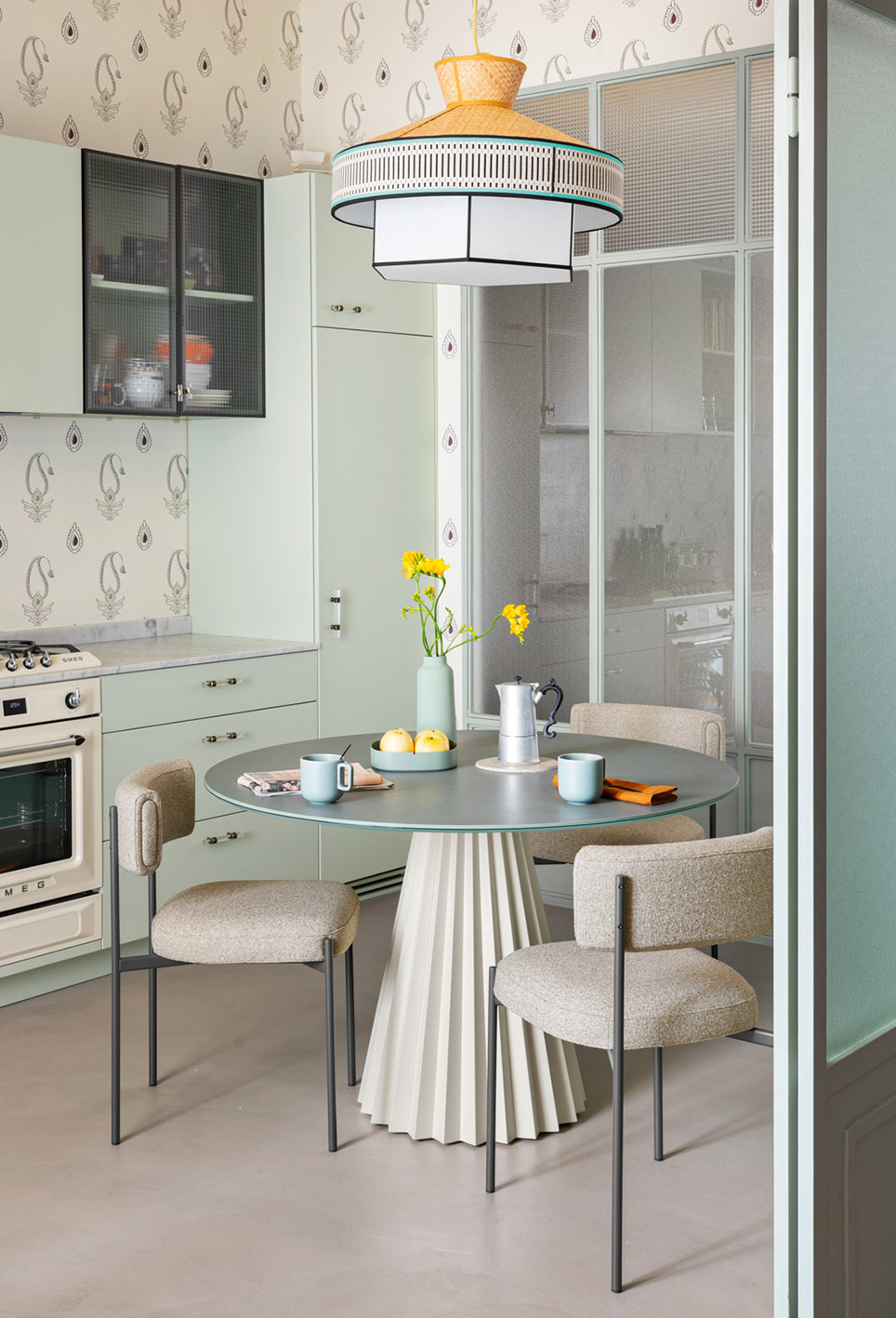 Uno schienale sagomato e avvolgente per la sedia imbottita Amelie di Midj che ha la base a quattro gambe in metallo. È rivestita in tessuto, ma è disponibile anche in pelle o in similpelle. Misura L 47 x P 52 x H 76 cm. Prezzo a partire da 482 euro. www.midj.com Uno schienale sagomato e avvolgente per la sedia imbottita Amelie di Midj che ha la base a quattro gambe in metallo. È rivestita in tessuto, ma è disponibile anche in pelle o in similpelle. Misura L 47 x P 52 x H 76 cm. Prezzo a partire da 482 euro. www.midj.com