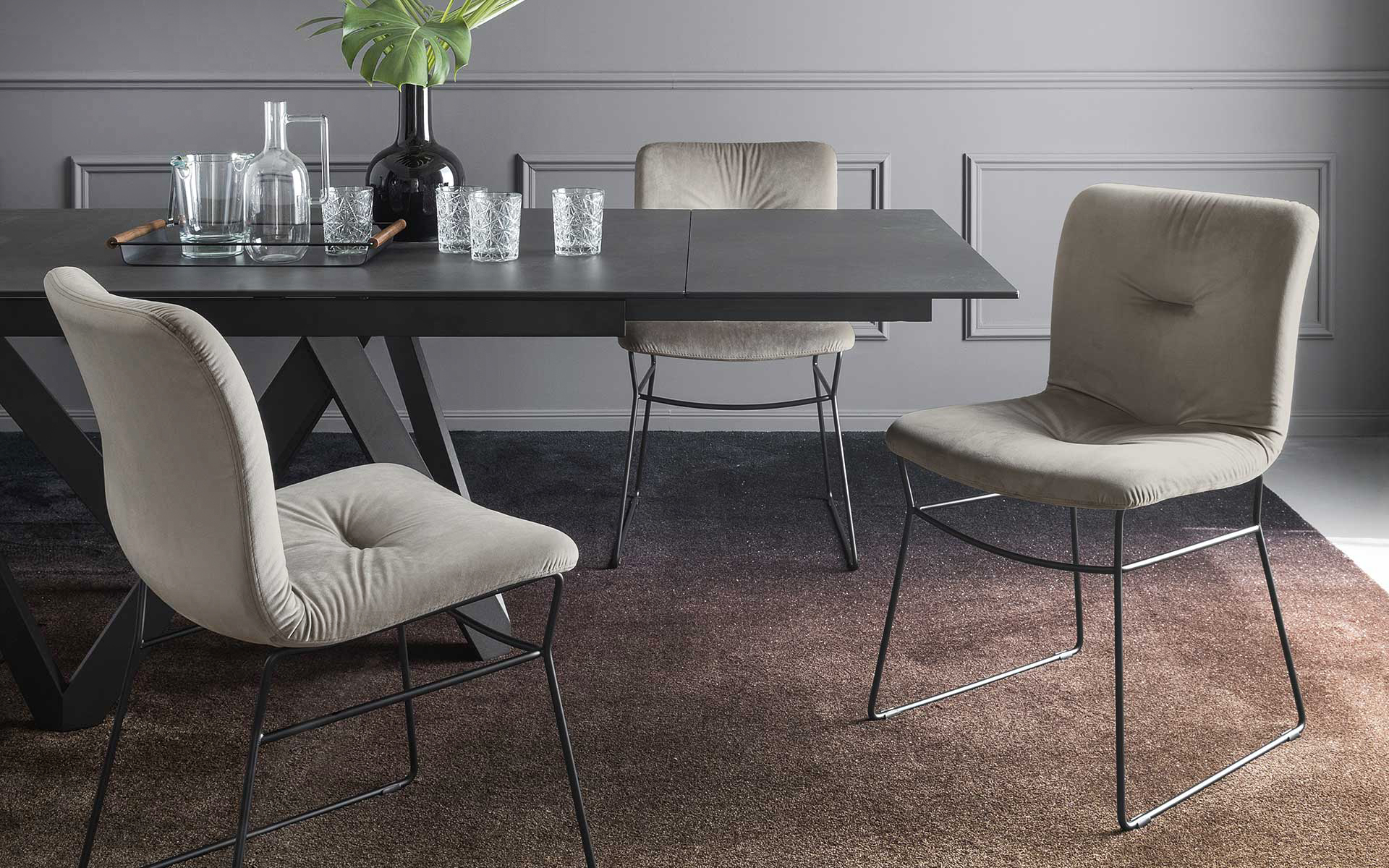 Una scocca imbottita e rivestita in tessuto venice sabbia,con una nuova trapuntatura irregolare ad effetto morbido, per Annie di Calligaris. La sottile struttura a slitta è realizzata in metallo nero opaco. Misura L 51 x P 58,5 x H 85 cm. Prezzo 654 euro (per la coppia). www.calligaris.com Una scocca imbottita e rivestita in tessuto venice sabbia,con una nuova trapuntatura irregolare ad effetto morbido, per Annie di Calligaris. La sottile struttura a slitta è realizzata in metallo nero opaco. Misura L 51 x P 58,5 x H 85 cm. Prezzo 654 euro (per la coppia). www.calligaris.com