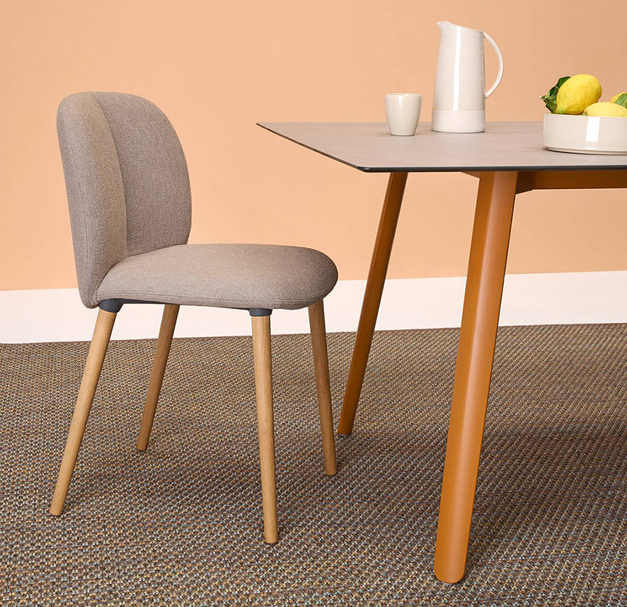 Gambe rotonde in legno massello chiaro per la sedia Natural Mentha Pop di S-CAB: la seduta e lo schienale imbottiti con schiumato poliuretanico e rivestiti in tessuto la rendono accogliente e confortevole. Misura L 49 x P 55 x H 82 cm. Prezzo a partire da 507,50 euro. www.s-cab.it Gambe rotonde in legno massello chiaro per la sedia Natural Mentha Pop di S-CAB: la seduta e lo schienale imbottiti con schiumato poliuretanico e rivestiti in tessuto la rendono accogliente e confortevole. Misura L 49 x P 55 x H 82 cm. Prezzo a partire da 507,50 euro. www.s-cab.it