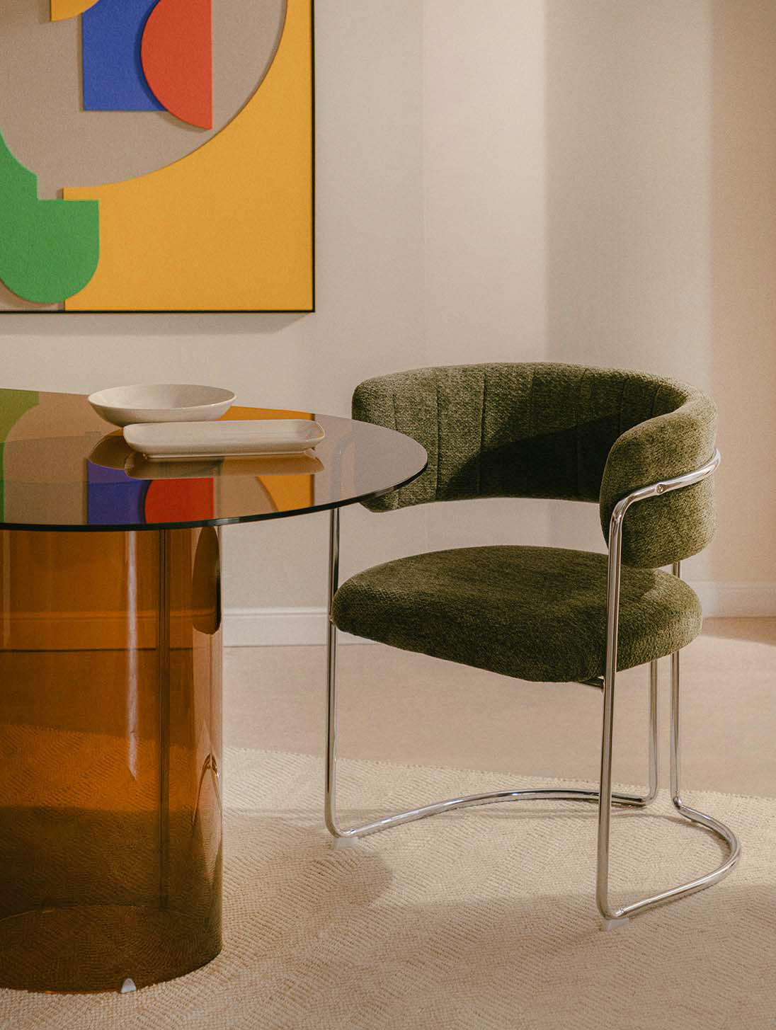 La sedia da pranzo Petra di The Masie ha lo schienale sagomato e la seduta ergonomica imbottiti e rivestiti in morbido tessuto di ciniglia verde. La struttura in metallo lucido la rende stabile e originale. Misura L 62,5 x P 60 x H 79 cm. Prezzo 174,95 euro. www.themasie.com La sedia da pranzo Petra di The Masie ha lo schienale sagomato e la seduta ergonomica imbottiti e rivestiti in morbido tessuto di ciniglia verde. La struttura in metallo lucido la rende stabile e originale. Misura L 62,5 x P 60 x H 79 cm. Prezzo 174,95 euro. www.themasie.com