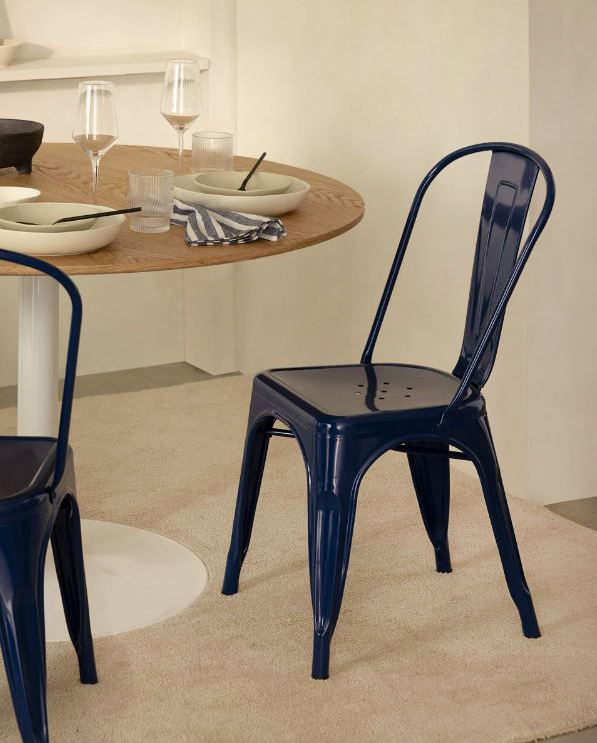 Solido acciaio verniciato Blu Oltremare lucido per la sedia Lix di Sklum che è diventata un'icona del design industriale e che può essere collocata in cucina perché è facile da pulire e resistente. È impilabile per non occupare troppo spazio quando non serve. Misura L 45,5 x P 52 x H 84 cm. Prezzo 58,95 euro. https://www.sklum.com