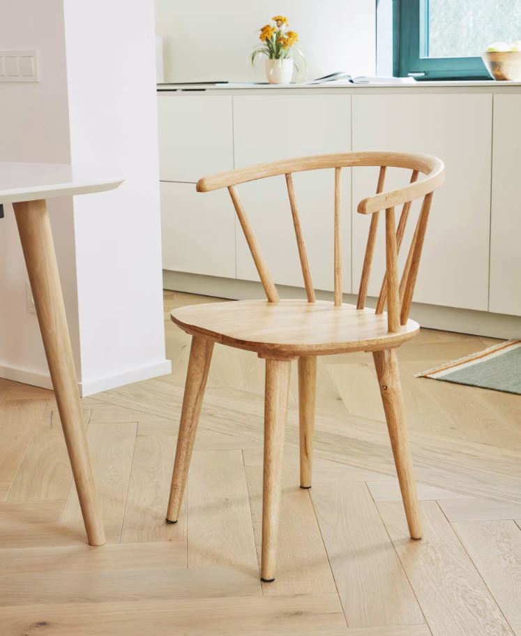 Un comodo schienale a mezzaluna per la sedia Trise di Kave Home che è completamente realizzata in legno massello naturale che, grazie alla venatura e alle sfumature, rende unico ogni pezzo. Può essere abbinata al tavolo bianco in una cucina candida per “scaldarla” con il suo stile vintage.  Misura L 53,5 x P 55 x H 77 cm. Prezzo 139 euro. https://kavehome.com