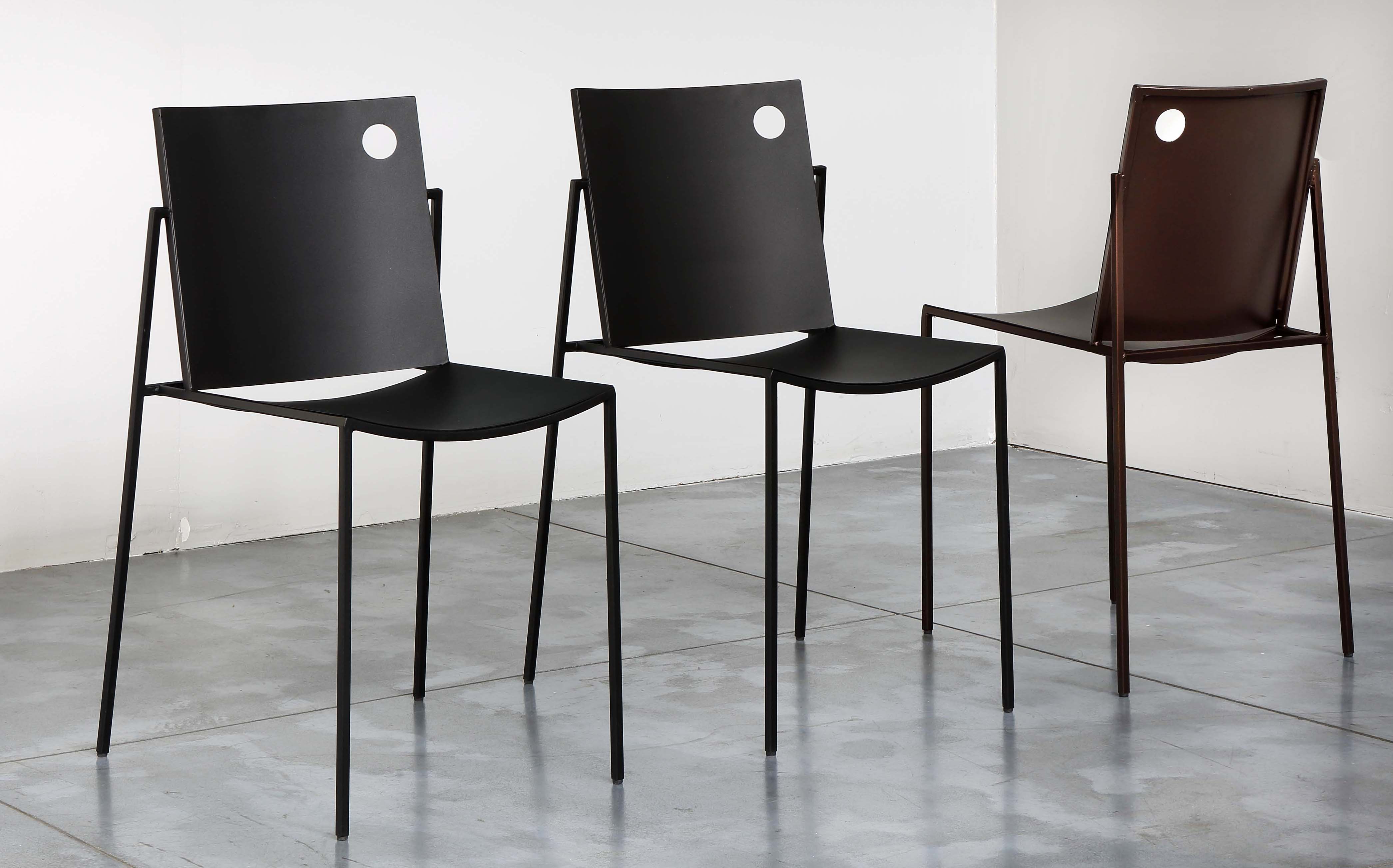 Hanno un design essenziale e proporzioni rigorose le sedie Aurora di Zeus che riaffermano il valore dei materiali. Sono il risultato di una lavorazione interamente  manuale, dalla piegatura alla saldatura fino al trattamento della superficie. https://www.zeusnoto.com - Fuorisalone, minima moralia –  Zeus Design Store – Corso San Gottardo 21/9, Milano.