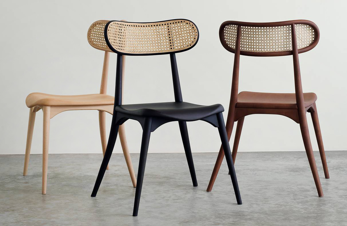 Le sedie No.15 di Daft about Draft hanno la struttura in legno di faggio, una seduta morbida che ne aumenta il comfort e lo schienale arrotondato in rattan che la alleggerisce. Sono disponibili in tre raffinate tonalità: nero, marrone e naturale. https://daft-about-draft.com – Salone del mobile 2025, padiglione 9, stand L05. Le sedie No.15 di Daft about Draft hanno la struttura in legno di faggio, una seduta morbida che ne aumenta il comfort e lo schienale arrotondato in rattan che la alleggerisce. Sono disponibili in tre raffinate tonalità: nero, marrone e naturale. https://daft-about-draft.com – Salone del mobile 2025, padiglione 9, stand L05.