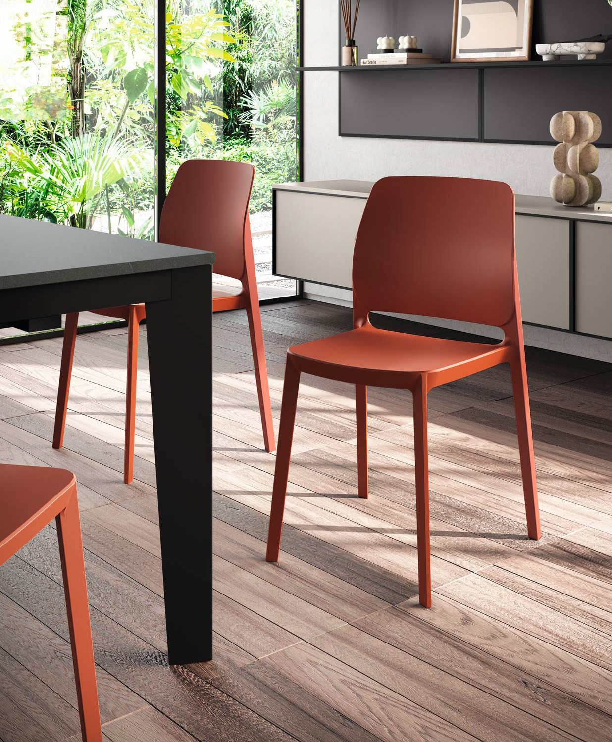 In questa cucina Scavolini, le sedie T!pa di Pointhouse hanno la struttura, la seduta e lo schienale realizzati in resistente polipropilene nella raffinata variante Rosso Mattone con finitura opaca. Misurano L 49 x P 47 x H 84 cm.  Prezzo senza braccioli con cuscino a partire da 143 euro. www.pointhouse.it  e https://configuratore.pointhouse.it/it/product/88 