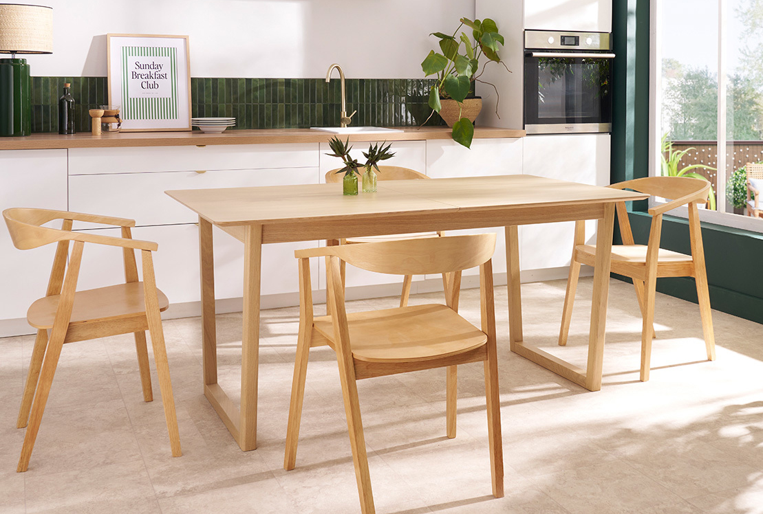 Design scandinavo per le sedie Bahia di Miliboo che sono caratterizzate da una silhouette retrò ispirata agli Anni Cinquanta. La struttura è realizzata in legno massiccio di Hevea ed è dotata di braccioli che ne aumentano il comfort insieme alla forma arrotondata. Misurano L 58 x P 49 x H 77 cm. Prezzo 349,99 euro (per il set da 2 pezzi). https://www.miliboo.it