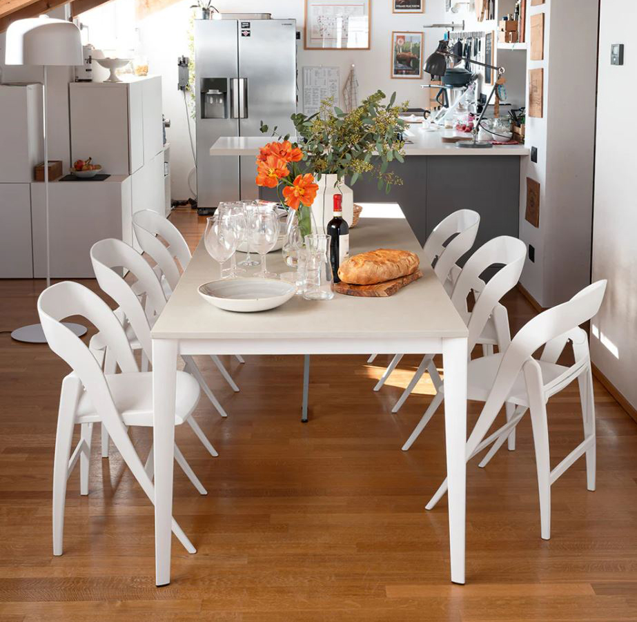 Permettono di ottimizzare al meglio lo spazio le sedie pieghevoli ClikClak di Connubia perché possono essere riposte facilmente quando non servono, in uno sgabuzzino o appese a parete con un gancio; sono realizzate in polipropilene bianco ottico opaco. Nonostante le dimensioni compatte, sono molto confortevoli grazie allo schienale ampio e avvolgente. Misurano L 47 x P 50 x H 78 cm. Prezzo 79 euro cad. https://connubia.com