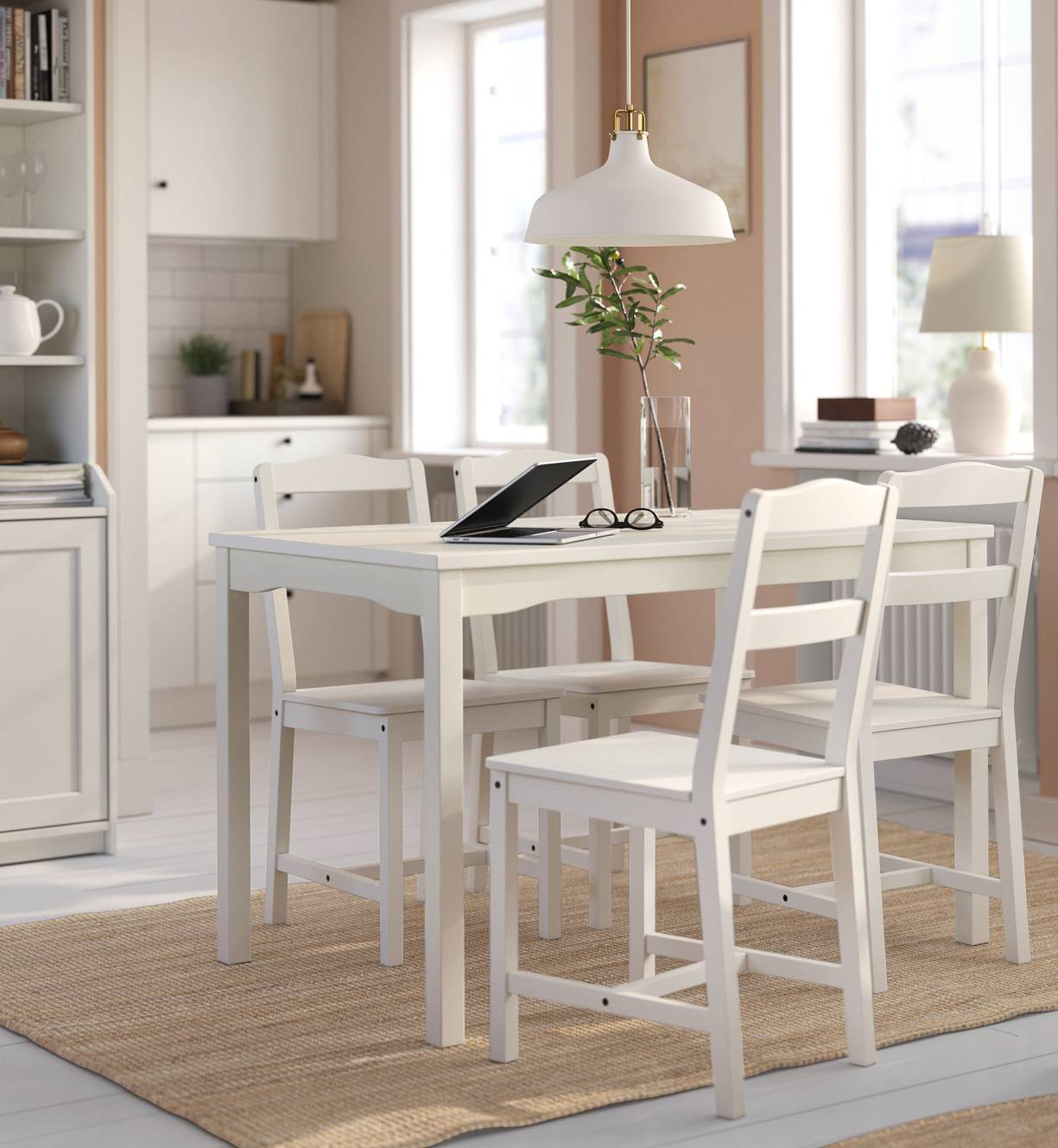 Le sedie Hauga di Ikea Italia hanno un fascino classico, senza tempo, sottolineato dalla linea tradizionale e dalla struttura in legno massiccio verniciato bianco. Per aumentarne il comfort si possono aggiungere dei cuscini sulla seduta. Misurano L 40 x P 49 x H 87 cm. Prezzo 30 euro cad. https://www.ikea.com