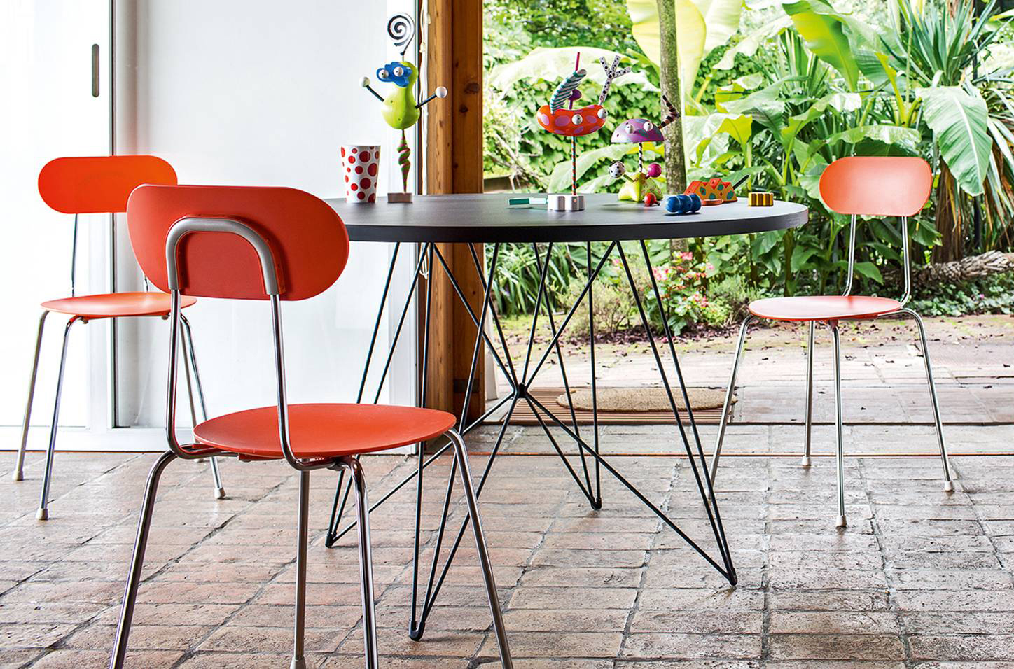 Mariolina di Magis è la sedia che può essere usata anche intorno al tavolo in cucina perché ha la seduta e lo schienale realizzati in polipropilene stampato ad iniezione standard; la struttura sottile è in tubo di acciaio cromato. Misurano L 46 x P 48 x H 85 cm. Prezzo 171 euro cad. https://www.magisdesign.com/it