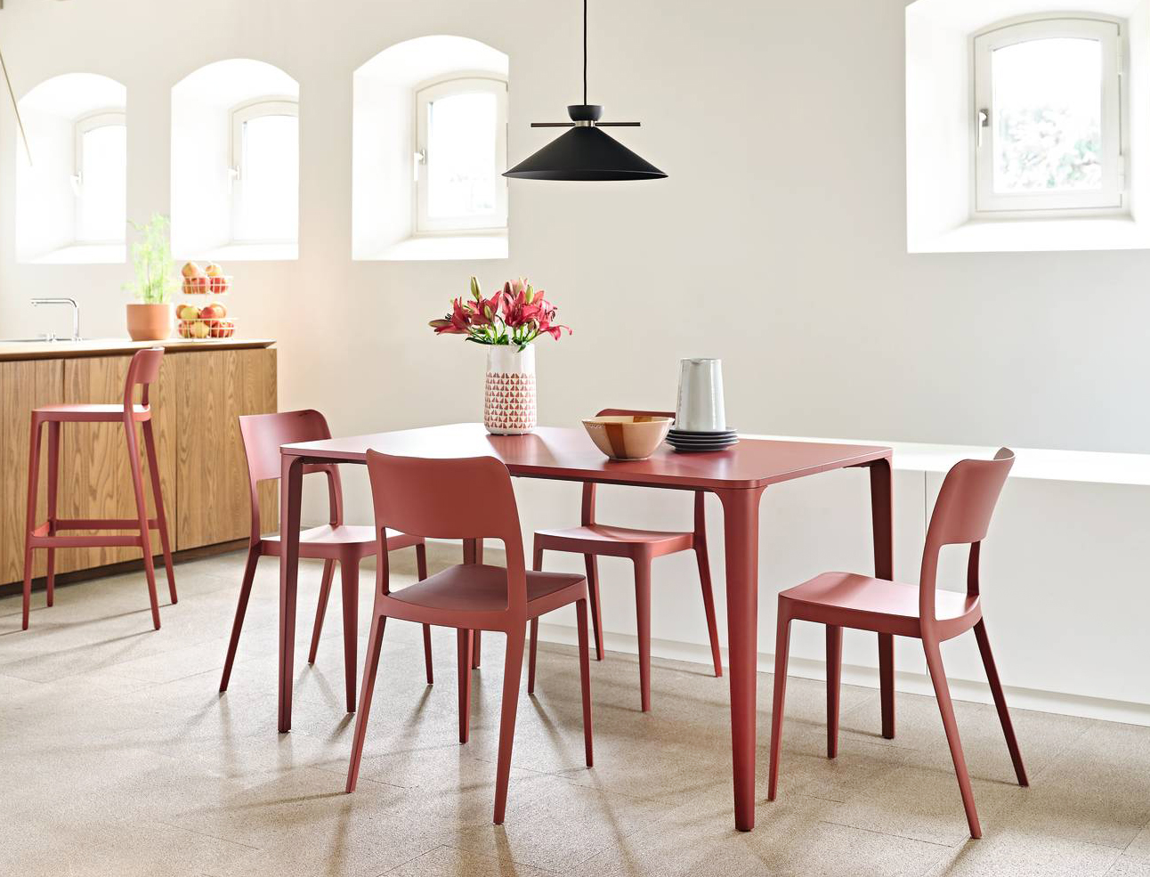 Resistente e solido polipropilene rosso per le sedie Nenè di Midj che rallegrano la cucina bianca; sono impilabile fino a dieci unità e adatte anche all' uso esterno. Si possono scegliere fra undici varianti di colore. Misura L 44 x P 49 x H 81 cm. Prezzo a partire da 139 euro cad. https://www.midj.com