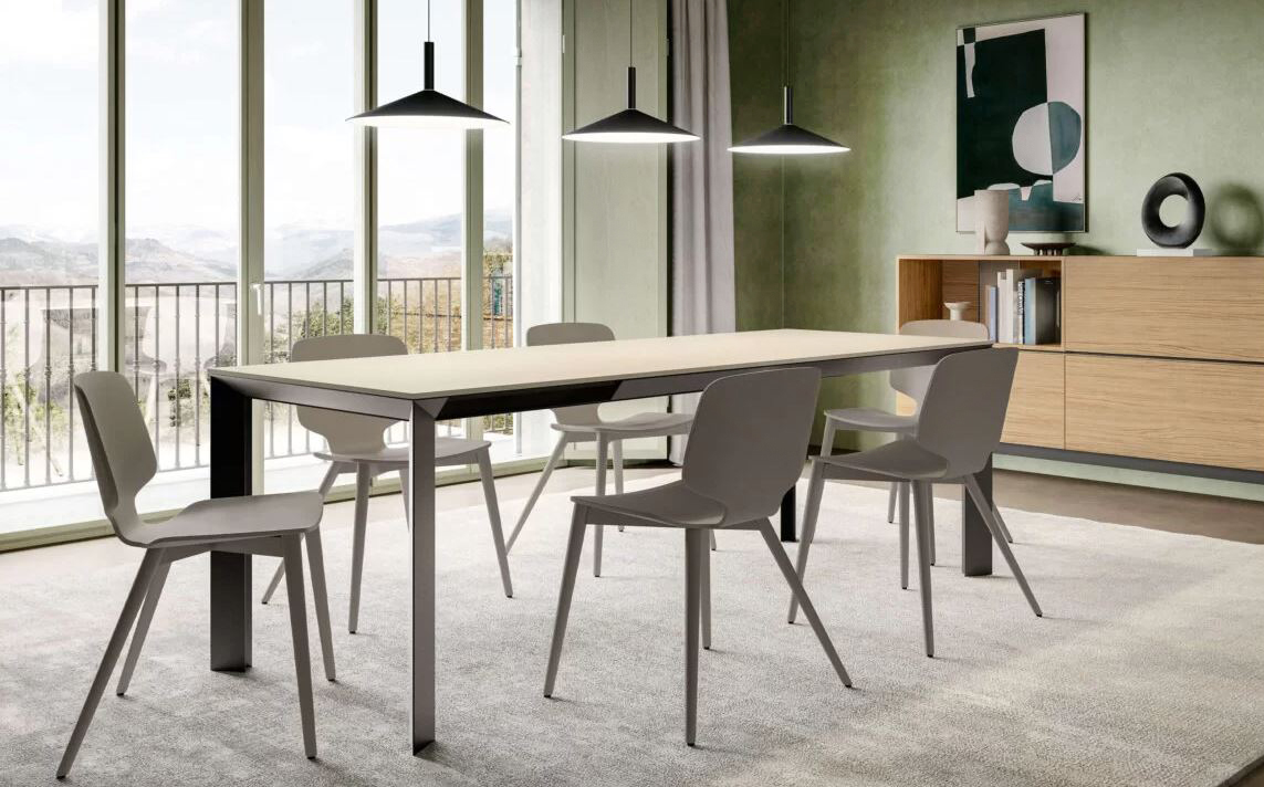 Le sedie in legno Ofelia della Collezione Homy di Santalucia Mobili possono essere usate in cucina grazie alla loro linea essenziale, alla superficie liscia e alle fresche tinte laccate opache. Misurano L 48,5 x P 55 x H 79 cm. Prezzo su richiesta. https://santaluciamobili.it