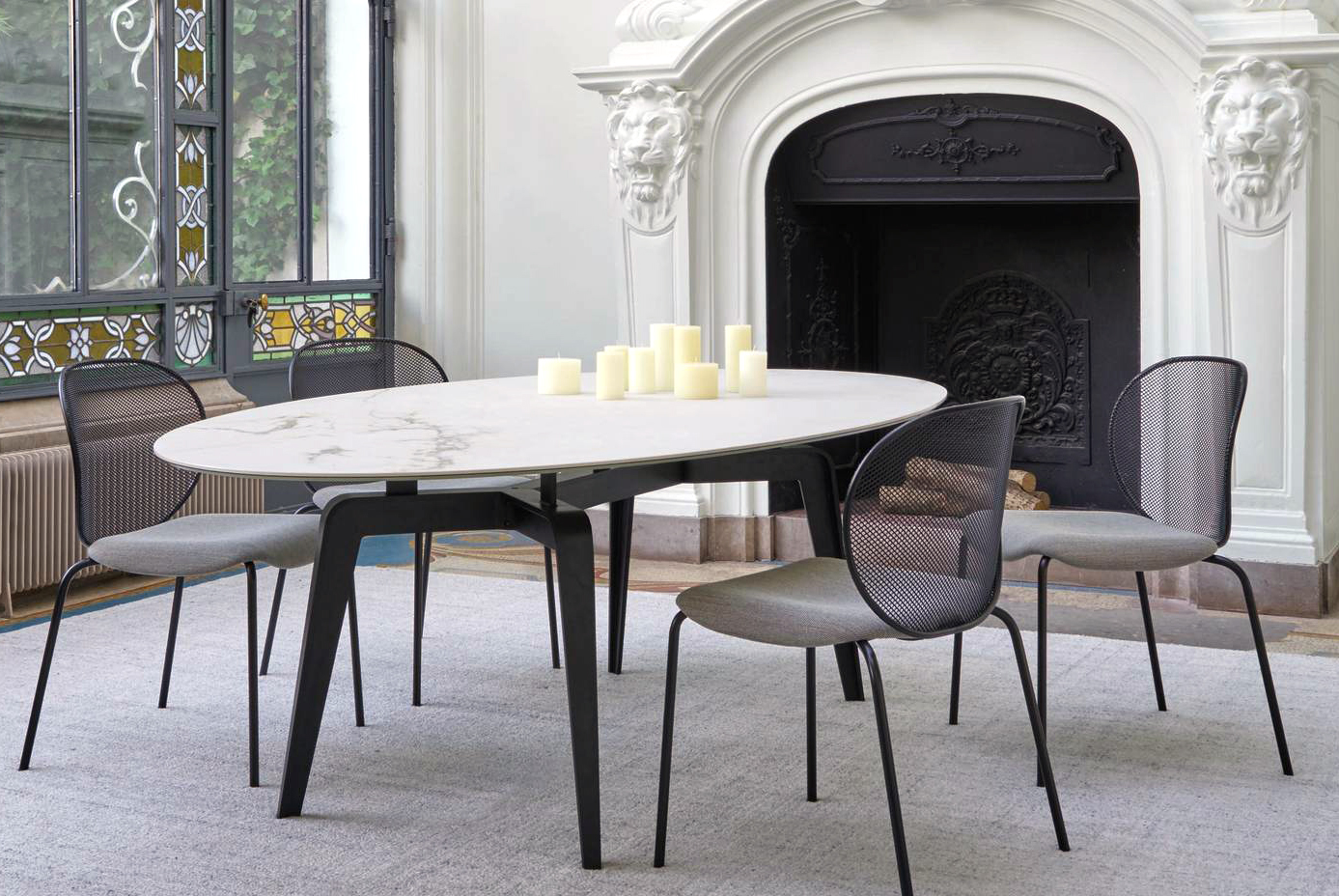 Sono completamente realizzate in acciaio laccato nero le sedie Unbeaumatin di Ligne Roset che possono essere usate anche in una cucina di grandi dimensioni. Lo schienale a griglia, con una forma sinuosa e avvolgente, alleggerisce la struttura; la seduta è dotata di un'imbottitura termoformata in ABS con espanso. Misurano L 58 x P 56 x H 81 cm. Prezzo a partire da 611 euro cad. https://www.ligne-roset.com