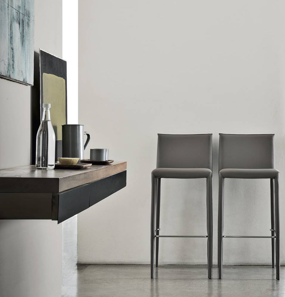 Sono completamente rivestiti in pregiata pelle, in una raffinata sfumatura di grigio, gli sgabelli Lilly stool di Frag e hanno il poggiapiedi in acciaio cromato. Misurano L 44 x P 55 x H 94 cm. Prezzo a partire da 660 euro + IVA. www.frag.it Sono completamente rivestiti in pregiata pelle, in una raffinata sfumatura di grigio, gli sgabelli Lilly stool di Frag e hanno il poggiapiedi in acciaio cromato. Misurano L 44 x P 55 x H 94 cm. Prezzo a partire da 660 euro + IVA. www.frag.it