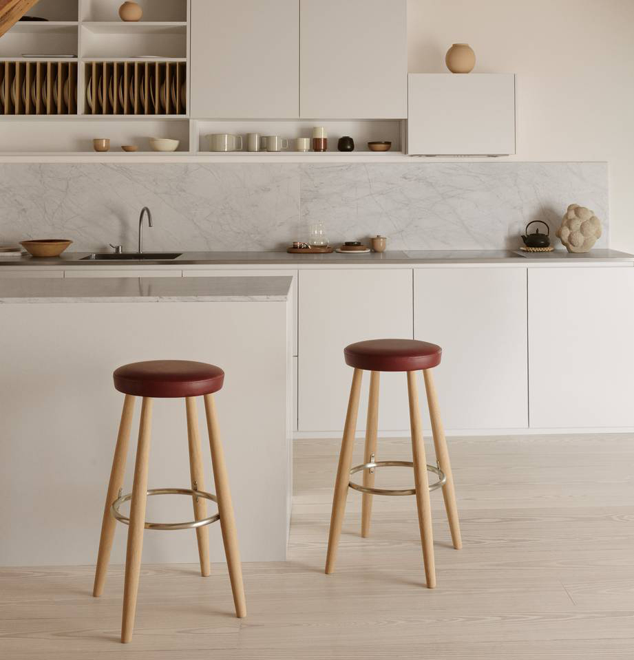 Si ispirano alla tradizione gli sgabelli da cucina CH58 di Carl Hansen & Søn che hanno una solida struttura realizzata in legno massello con una seduta rotonda imbottita e rivestita pelle; è presente un cerchio poggiapiedi  in acciaio inossidabile. Misurano L 36 x P 35  x H 68 cm. Prezzo a partire da 1.046 euro cad. www.carlhansen.com Si ispirano alla tradizione gli sgabelli da cucina CH58 di Carl Hansen & Søn che hanno una solida struttura realizzata in legno massello con una seduta rotonda imbottita e rivestita pelle; è presente un cerchio poggiapiedi  in acciaio inossidabile. Misurano L 36 x P 35  x H 68 cm. Prezzo a partire da 1.046 euro cad. www.carlhansen.com