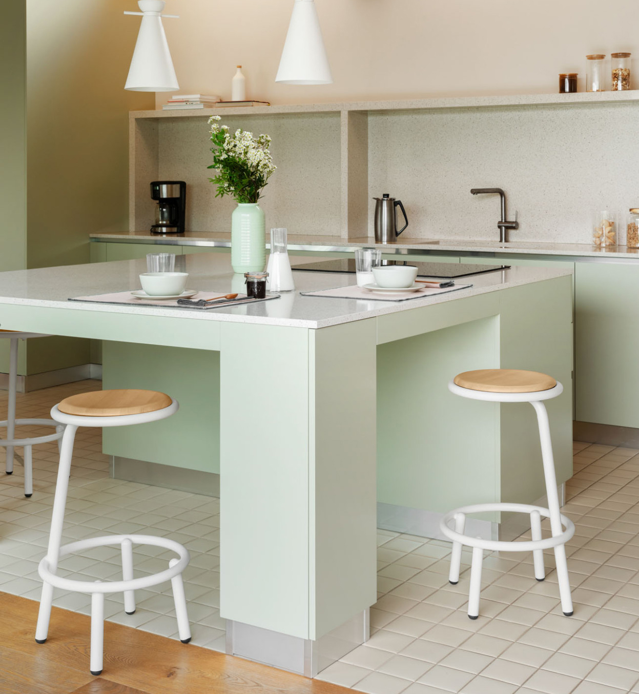 Hanno la struttura realizzata in metallo verniciato bianco, disponibile in più di venti sfumature, gli sgabelli alti Less di Midj dal design essenziale; il sedile rotondo è realizzato in legno impiallacciato chiaro. Misurano Ø 41 x H 77 cm. Prezzo a partire da 354 euro. www.midj.com Hanno la struttura realizzata in metallo verniciato bianco, disponibile in più di venti sfumature, gli sgabelli alti Less di Midj dal design essenziale; il sedile rotondo è realizzato in legno impiallacciato chiaro. Misurano Ø 41 x H 77 cm. Prezzo a partire da 354 euro. www.midj.com