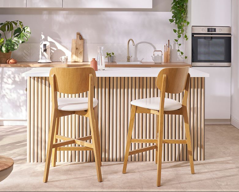 Una solida struttura in massello di rovere per gli sgabelli da bar Lucia di Miliboo che sono caratterizzati da un ampio schienale sagomato e da un sedile imbottito e rivestito in tessuto bianco. Misurano L 43 x P 54 x H 102 cm. Prezzo 249, 99 euro cad. www.miliboo.it Una solida struttura in massello di rovere per gli sgabelli da bar Lucia di Miliboo che sono caratterizzati da un ampio schienale sagomato e da un sedile imbottito e rivestito in tessuto bianco. Misurano L 43 x P 54 x H 102 cm. Prezzo 249, 99 euro cad. www.miliboo.it
