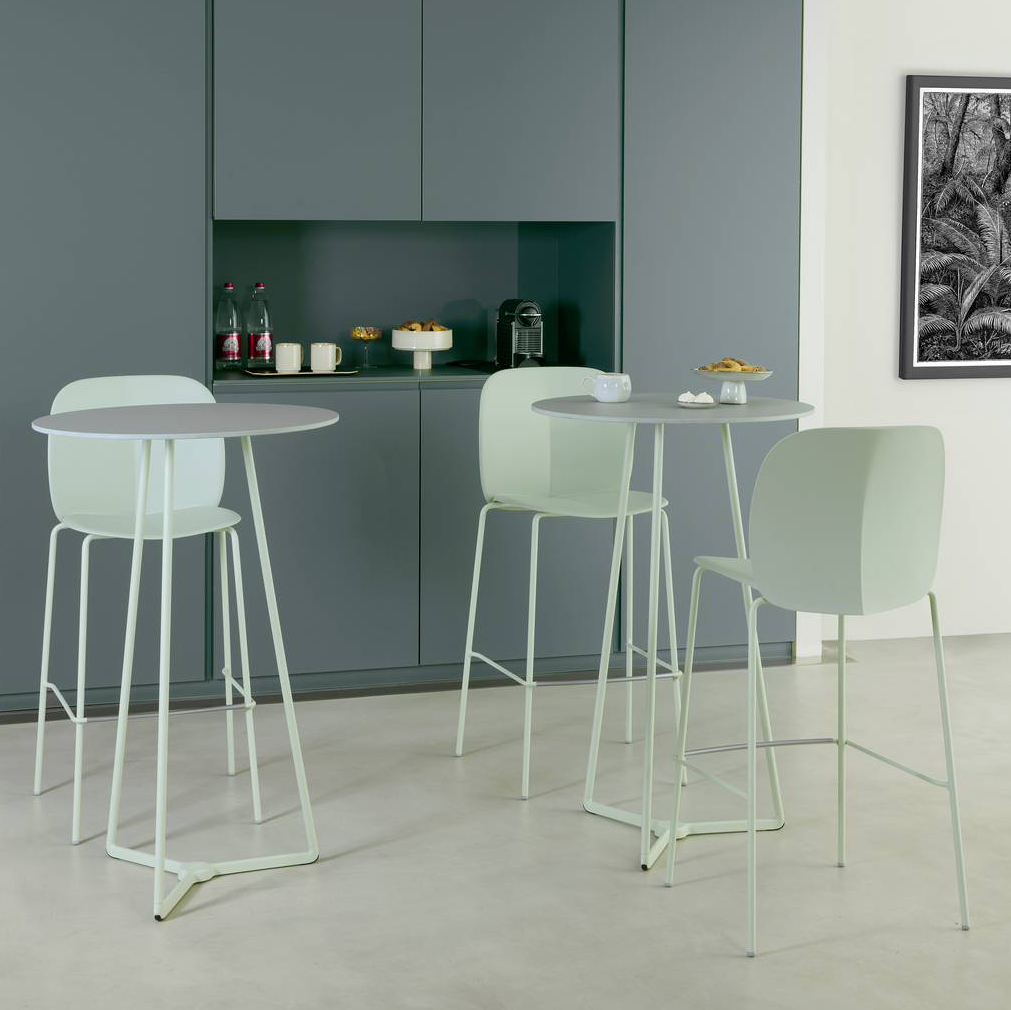 Una fresca colorazione verde per gli sgabelli alti Mentha di S-CAB hanno la scocca realizzata in resistente tecnopolimero che consente di utilizzarli non solo in cucina, ma anche all'esterno. Lo schienale è decorato da un taglio centrale che richiama una foglia. Misurano L 49 x P 52 x H 111 cm. Prezzo 231,80 euro. www.s-cab.it Una fresca colorazione verde per gli sgabelli alti Mentha di S-CAB hanno la scocca realizzata in resistente tecnopolimero che consente di utilizzarli non solo in cucina, ma anche all'esterno. Lo schienale è decorato da un taglio centrale che richiama una foglia. Misurano L 49 x P 52 x H 111 cm. Prezzo 231,80 euro. www.s-cab.it