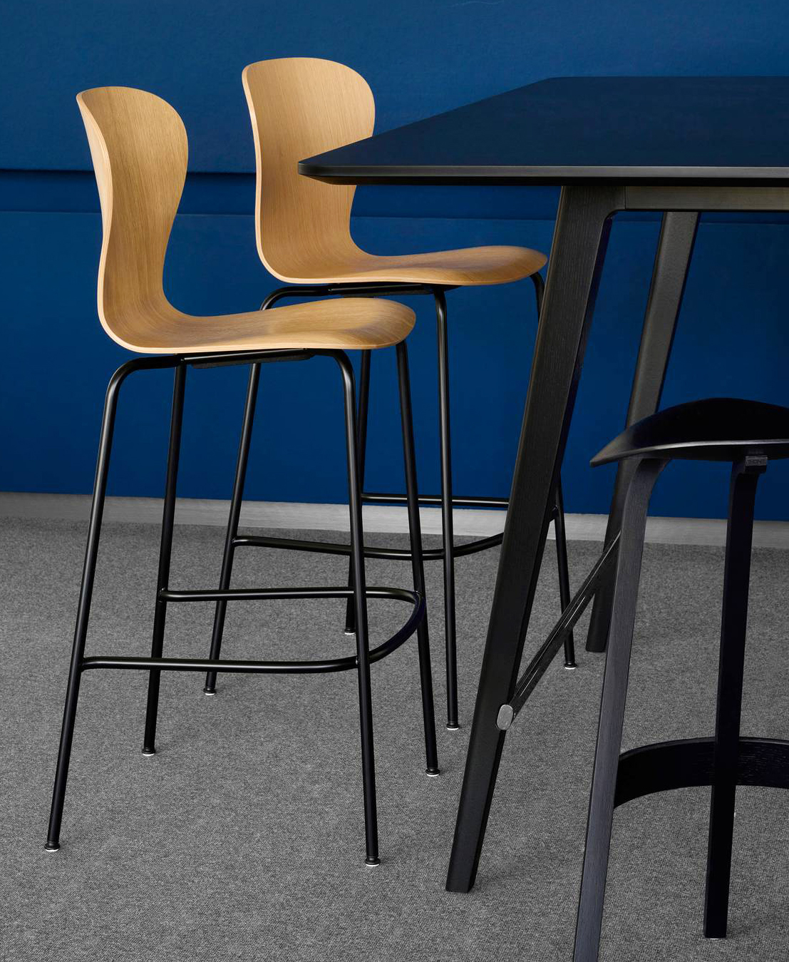 Una scocca affusolata e oscillante, realizzata in rovere laccato chiaro, per gli sgabelli alti con poggiapiedi S 220 H di Thonet che sono confortevoli anche per lungo tempo. Il telaio sottile è realizzato in metallo nero opaco. Misurano L 50 x P 52 x H 112 cm. Prezzo a partire da 530 euro cad. www.thonet.de Una scocca affusolata e oscillante, realizzata in rovere laccato chiaro, per gli sgabelli alti con poggiapiedi S 220 H di Thonet che sono confortevoli anche per lungo tempo. Il telaio sottile è realizzato in metallo nero opaco. Misurano L 50 x P 52 x H 112 cm. Prezzo a partire da 530 euro cad. www.thonet.de