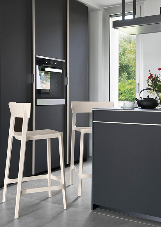 Resistente polipropilene canapa opaco per gli sgabelli alti con poggiapiedi Skin di Calligaris che possono essere usati in cucina e all'aperto; sono impilabili e funzionali. Grazie all’innovativa tecnologia air-moulding sono eccezionalmente robusti e leggeri nello stesso tempo. Misurano L 50 x P 49 x H 92 cm. Prezzo 183 euro cad. www.calligaris.com Resistente polipropilene canapa opaco per gli sgabelli alti con poggiapiedi Skin di Calligaris che possono essere usati in cucina e all'aperto; sono impilabili e funzionali. Grazie all’innovativa tecnologia air-moulding sono eccezionalmente robusti e leggeri nello stesso tempo. Misurano L 50 x P 49 x H 92 cm. Prezzo 183 euro cad. www.calligaris.com