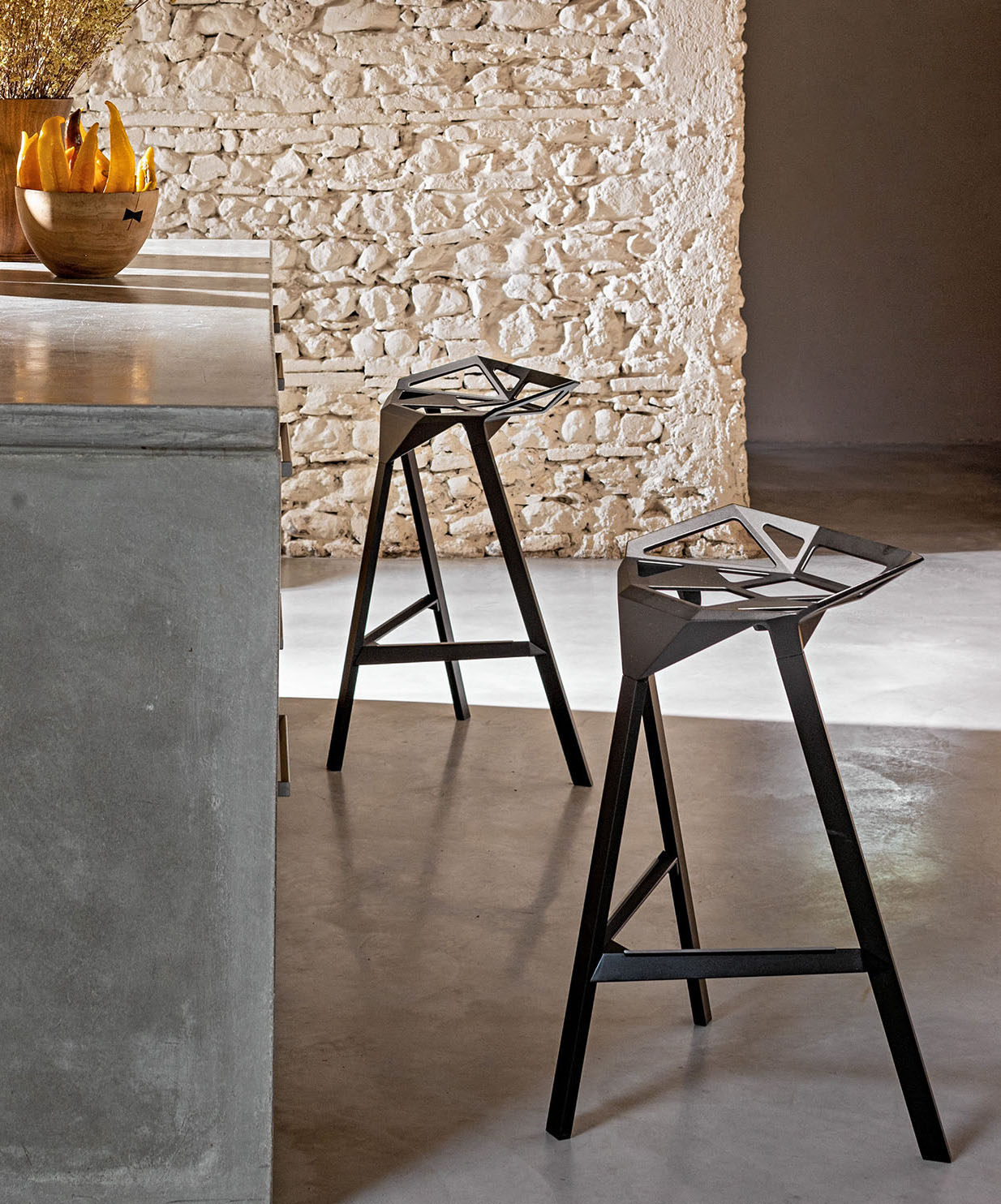Gli sgabelli impilabili Stool One di Magis hanno una forma originale e insolita: hanno le gambe realizzate in profilato di alluminio anodizzato nero e il sedile in pressofusione di alluminio verniciato poliestere. Misurano L 53,5 x P 46 x H 74 cm. Prezzo a partire da 451 euro. www.magisdesign.com Gli sgabelli impilabili Stool One di Magis hanno una forma originale e insolita: hanno le gambe realizzate in profilato di alluminio anodizzato nero e il sedile in pressofusione di alluminio verniciato poliestere. Misurano L 53,5 x P 46 x H 74 cm. Prezzo a partire da 451 euro. www.magisdesign.com