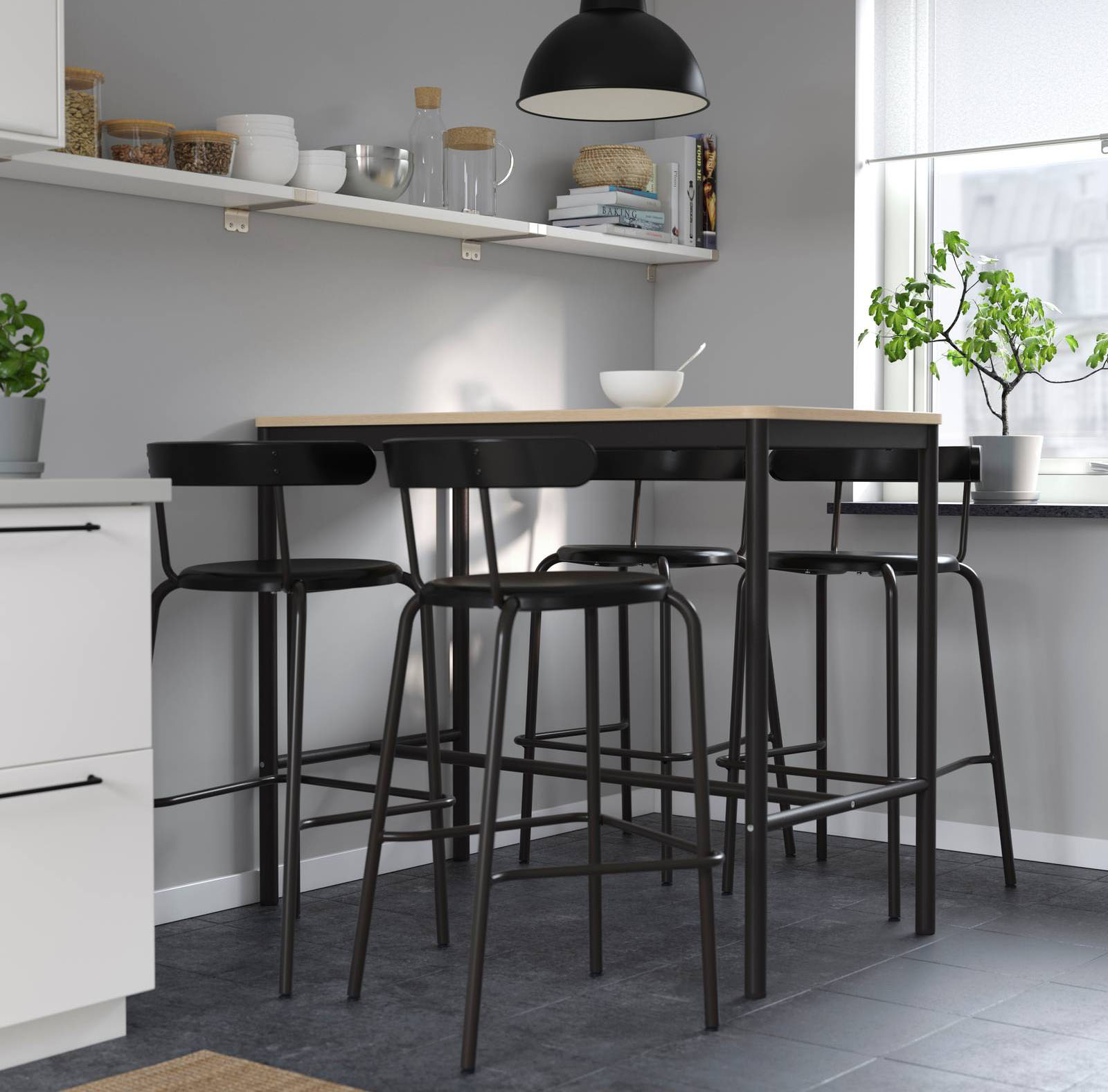 Design essenziale, messo in evidenza dalla struttura in acciaio verniciato nero, per gli sgabelli alti Yngvar di Ikea Italia con lo schienale avvolgente che lo rende confortevole e che permette di appenderli a parete durante le pulizie. Misurano L 53 x P 51 x H 99 cm. Prezzo 149 euro cad. www.ikea.com Design essenziale, messo in evidenza dalla struttura in acciaio verniciato nero, per gli sgabelli alti Yngvar di Ikea Italia con lo schienale avvolgente che lo rende confortevole e che permette di appenderli a parete durante le pulizie. Misurano L 53 x P 51 x H 99 cm. Prezzo 149 euro cad. www.ikea.com