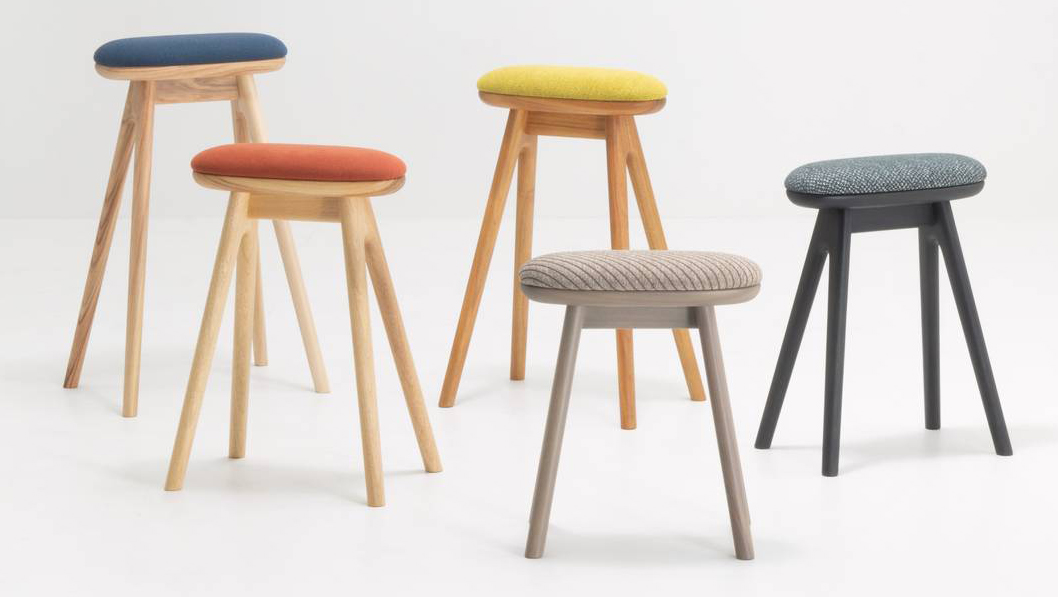 Lo sgabello Coupè di  Nagano Interior abbina un morbido sedile imbottito, rivestito in tessuto o in pelle naturale, a una struttura in legno di canfora dipinta in sei colori laccati. https://www.nagano-interior.co.jp - Salone del mobile 2025, padiglione 14, stand E40. Lo sgabello Coupè di  Nagano Interior abbina un morbido sedile imbottito, rivestito in tessuto o in pelle naturale, a una struttura in legno di canfora dipinta in sei colori laccati. https://www.nagano-interior.co.jp - Salone del mobile 2025, padiglione 14, stand E40.
