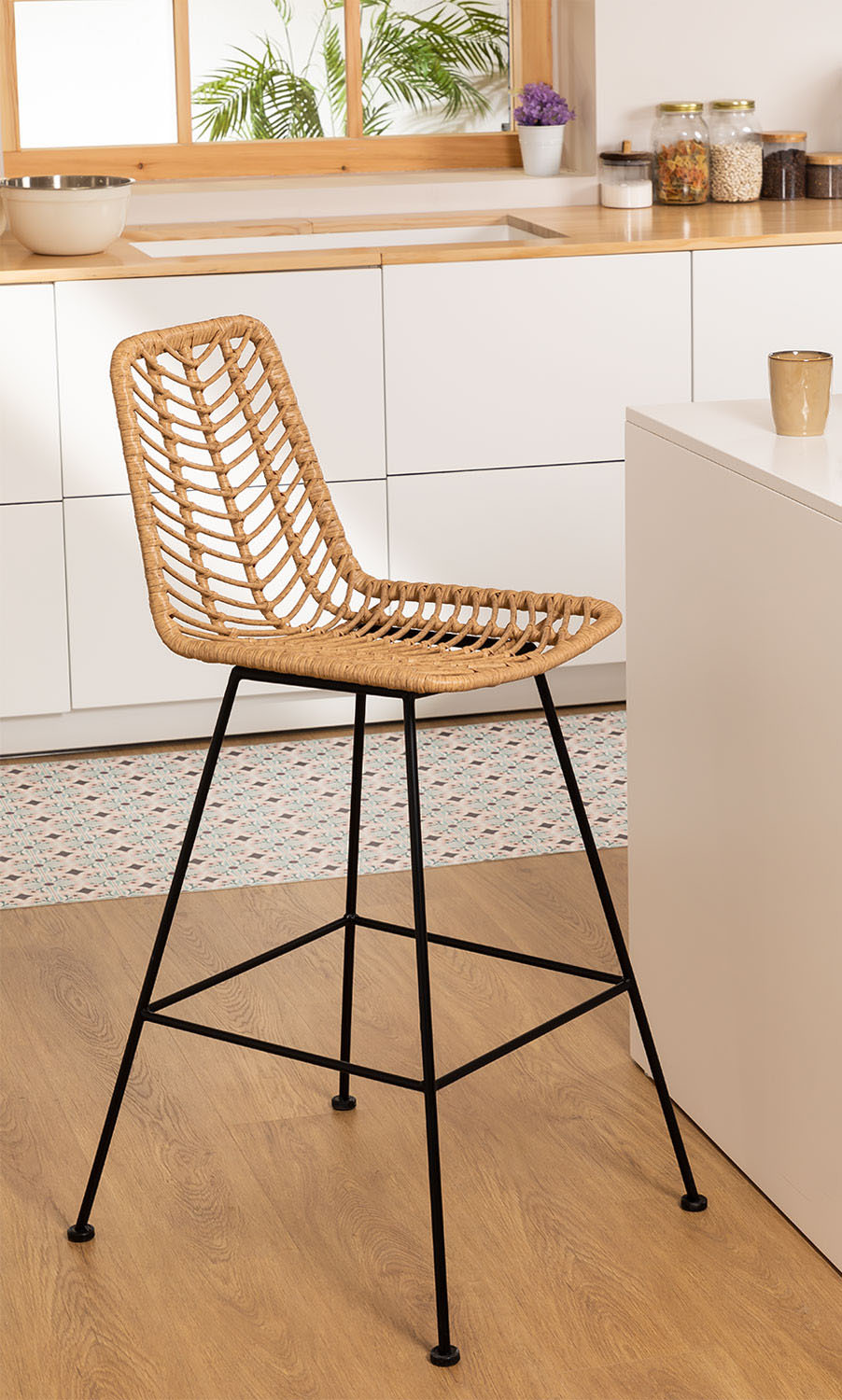 La scocca dello sgabello Gouda Natural di Sklum è completamente realizzata in rattan sintetico, che lo rende resistente e facile da pulire, ed è abbinata alle sottili gambe in ferro nero. Misura L 52 x P 56 x H 110 cm. Prezzo 109,95 euro. www.sklum.com La scocca dello sgabello Gouda Natural di Sklum è completamente realizzata in rattan sintetico, che lo rende resistente e facile da pulire, ed è abbinata alle sottili gambe in ferro nero. Misura L 52 x P 56 x H 110 cm. Prezzo 109,95 euro. www.sklum.com