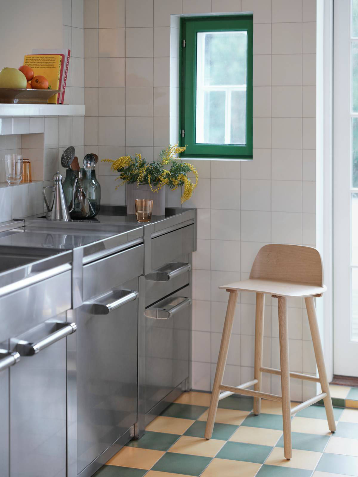 Tutto il fascino del legno per lo sgabello da bar Nerd di Muuto che è prodotto in legno di rovere chiaro; è caratterizzato dalla perfetta integrazione tra lo schienale e il sedile. Lo stile scandinavo permette di abbinarlo a cucine in materiali e colori diversi. Misura L 44 x P 45 x H 89 cm. Prezzo 499 euro. www.muuto.com Tutto il fascino del legno per lo sgabello da bar Nerd di Muuto che è prodotto in legno di rovere chiaro; è caratterizzato dalla perfetta integrazione tra lo schienale e il sedile. Lo stile scandinavo permette di abbinarlo a cucine in materiali e colori diversi. Misura L 44 x P 45 x H 89 cm. Prezzo 499 euro. www.muuto.com