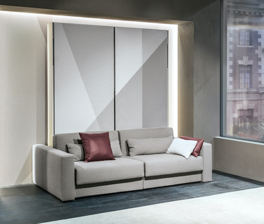 Risponde alle esigenze di microliving il rivoluzionario sistema di arredo trasformabile autoportante Ella & Louis di Clei: integra un divano fisso con un letto matrimoniale a scomparsa che, all’occorrenza, si divide ulteriormente in due comodi letti singoli. La trasformazione avviene tramite un sistema di scorrimento su binari fissati a parete e appoggiati a pavimento. Una volta aperti i letti, completi di testata imbottita, le sedute del divano avanzano automaticamente e gli schienali si ripongono, offrendo massimo comfort e grande praticità. https://www.clei.it - Salone del mobile 2025, padiglione 9, Stand D05.