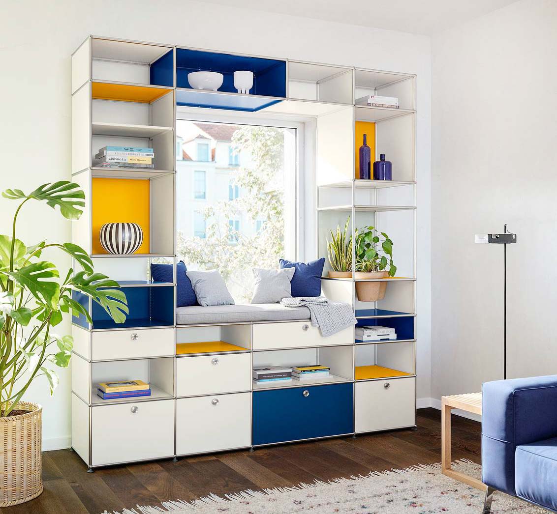 Il sistema USM Haller presenta un nuovo elemento giocoso, in occasione del 60° anniversario dell'azienda, che permette di ampliarne il potenziale e la modularità senza tempo. I visitatori possono esplorare cinque ambienti immersivi per interagire con il prodotto.  https://www.usm.com - Fuorisalone, Connected by our dreams – USM Modular Furniture – Viale Piave 27, Milano.