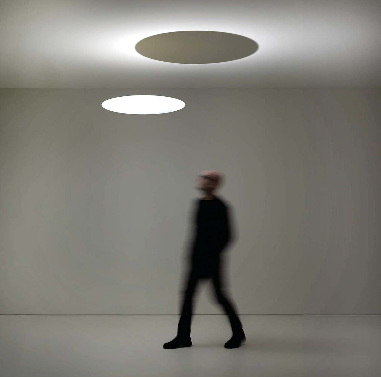 Il sistema illuminante aggregabile e versatile Set di Davide Groppi, ispirato alle attrezzature dei fotografi, permette di dirigere e scolpire la luce con un gesto e definire con esattezza prospettive e volumi. Gli elementi, una base, uno stelo componibile, un proiettore traslabile e orientabile, si adattano a ogni esigenza. https://www.davidegroppi.com/it – Euroluce, padiglione 2, stand B14. Il sistema illuminante aggregabile e versatile Set di Davide Groppi, ispirato alle attrezzature dei fotografi, permette di dirigere e scolpire la luce con un gesto e definire con esattezza prospettive e volumi. Gli elementi, una base, uno stelo componibile, un proiettore traslabile e orientabile, si adattano a ogni esigenza. https://www.davidegroppi.com/it – Euroluce, padiglione 2, stand B14.